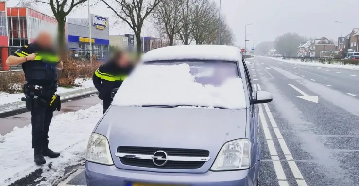 Automobilist met één hoekje sneeuwvrij verbijsterd door boete