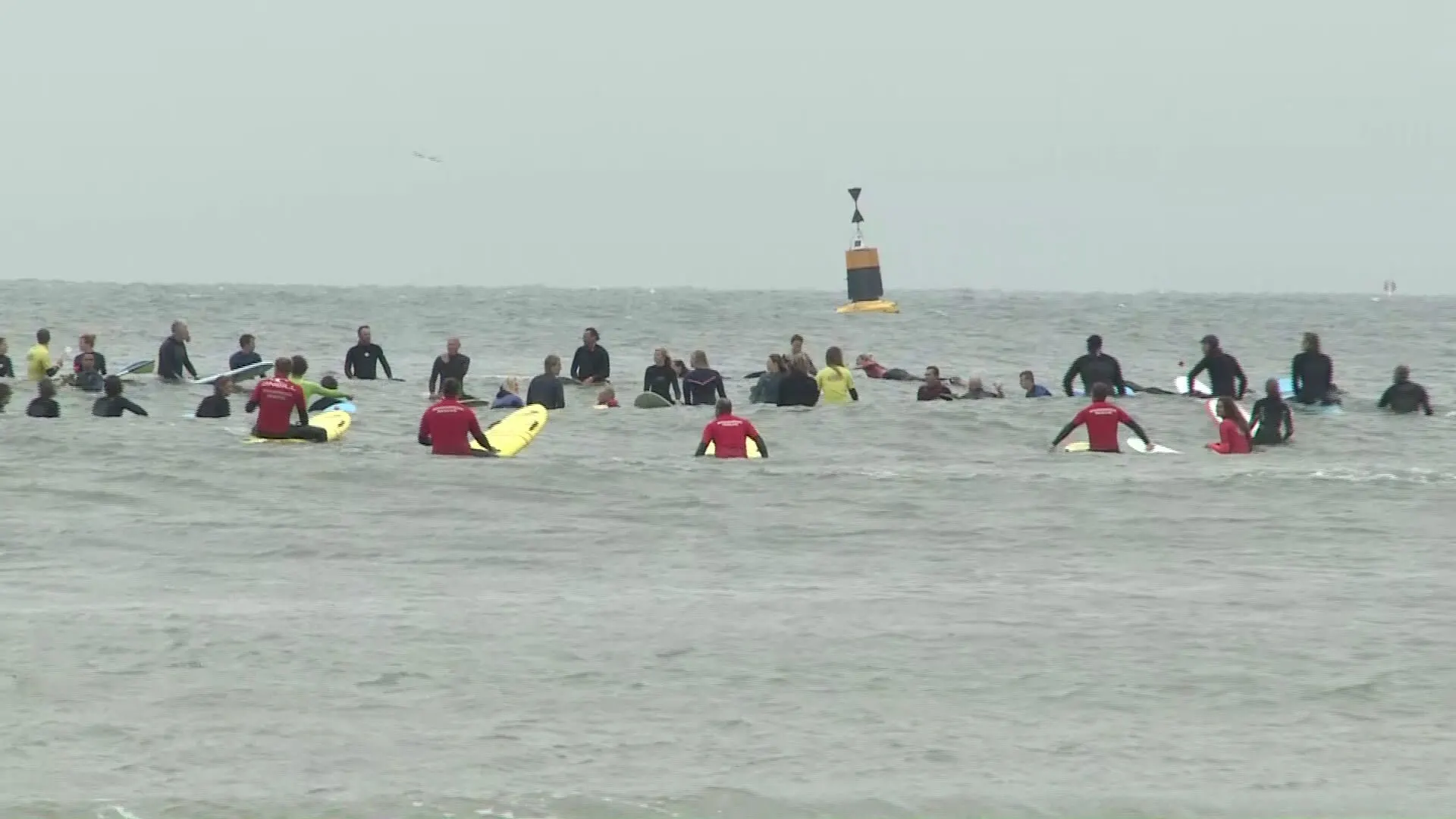 Omgekomen surfers in Scheveningen herdacht met paddle out