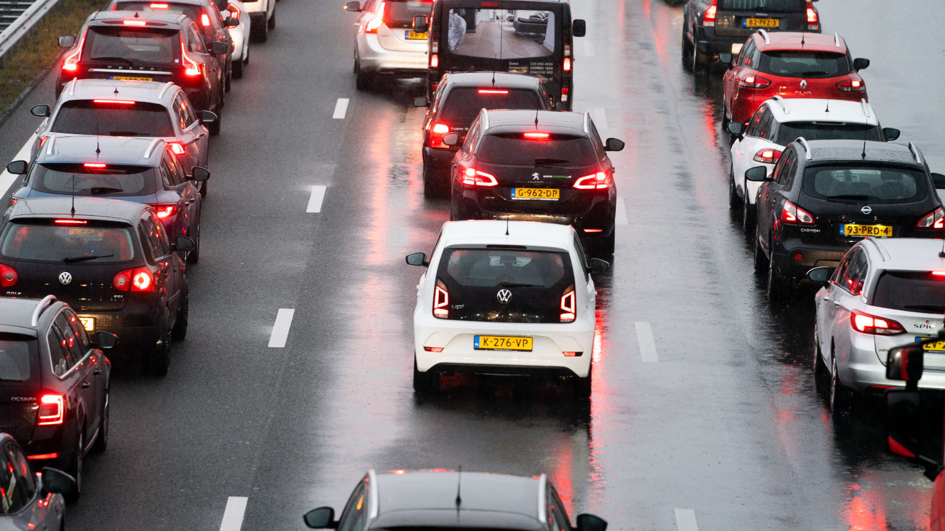 Code geel en drukke ochtendspits verwacht door veel regen en harde wind