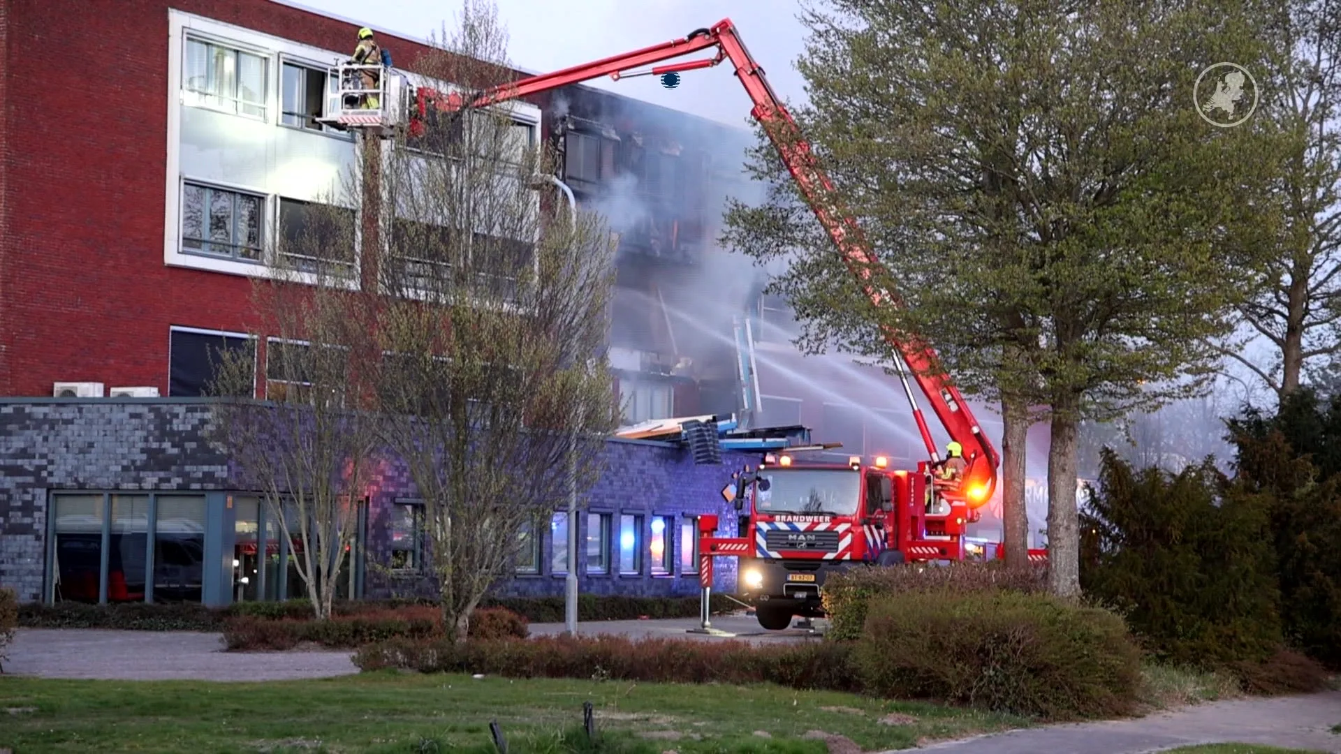 Grote brand Heerhugowaard door mogelijke explosie, mogelijk slachtoffers