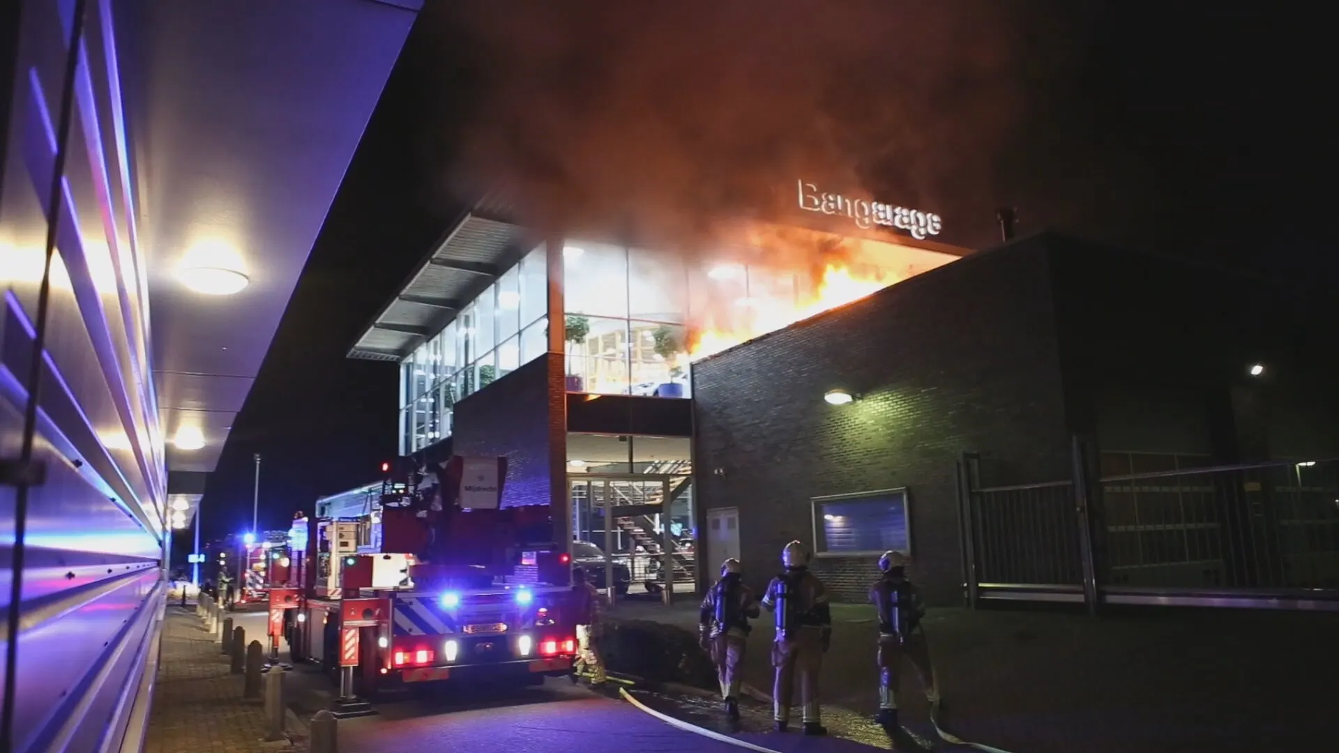 Grote brand bij Volvo-dealer in Mijdrecht, vlammen slaan uit het dak