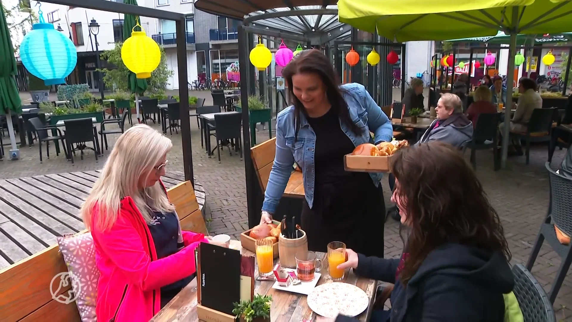 Deze zorgmedewerkers waren vanochtend de eerste op het terras: 'Gewoon omdat het kan'