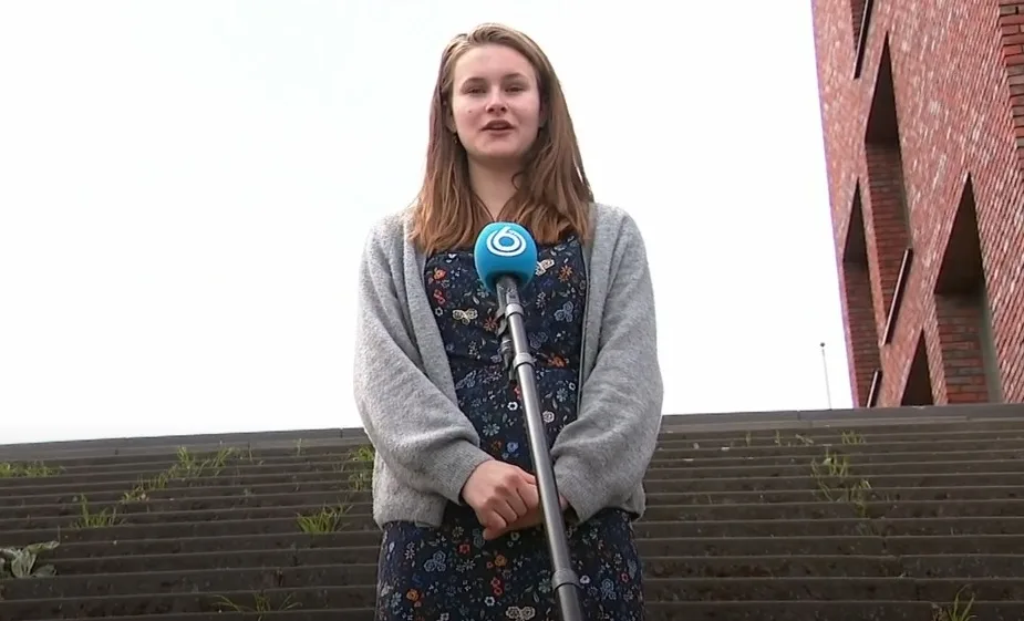 Eva (16) draagt gedicht voor op lege Dam: 'Toch heel bijzonder'