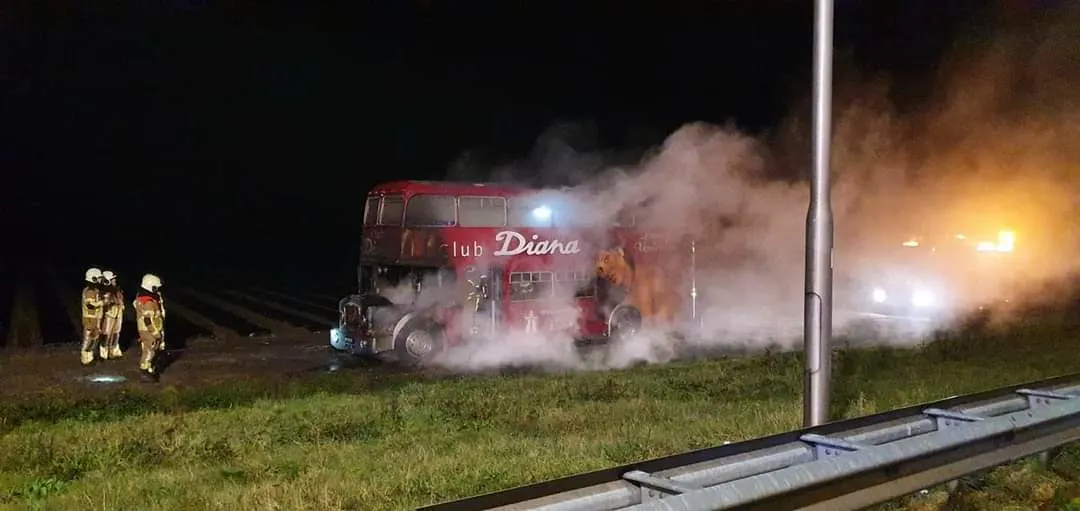 Historische wielerbus van seksclub Diana afgebrand: 'Ik heb zoveel meegemaakt in die bus'