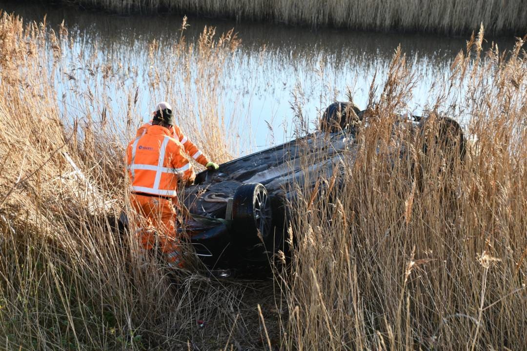 Vrouw (29) dood gevonden in auto in kanaal bij IJzendijke