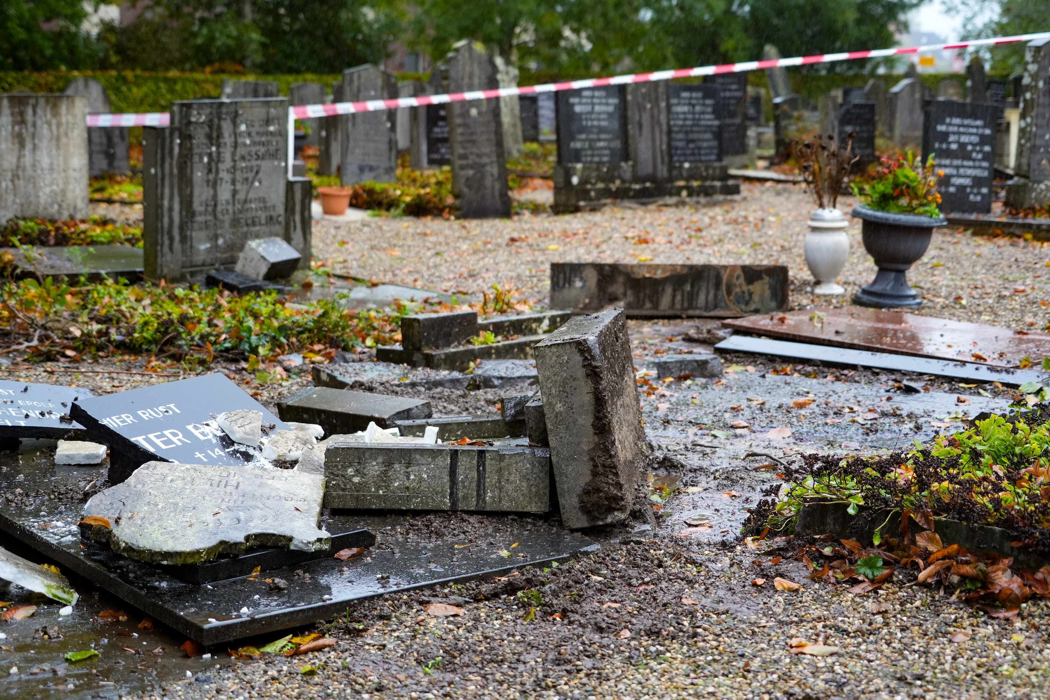 Automobilist raakt onwel en rijdt tientallen grafstenen omver in Blokzijl