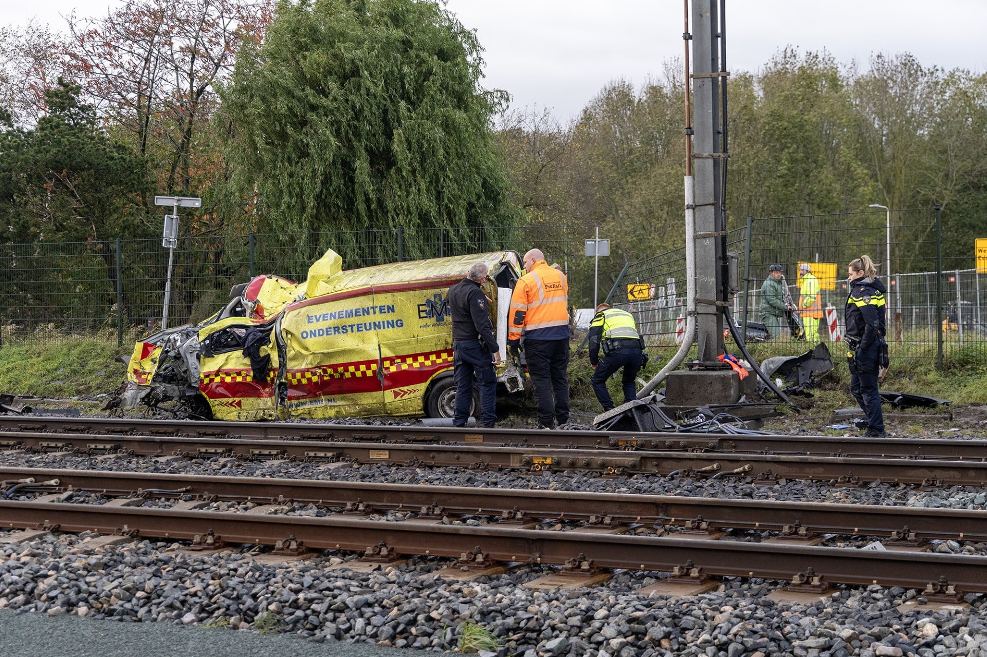 Passagierstrein botst op ambulance bij Halfweg, 200 passagiers geëvacueerd