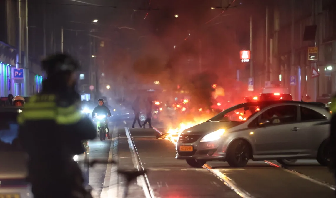 Dreigende situatie in meerdere steden, veel vernielingen