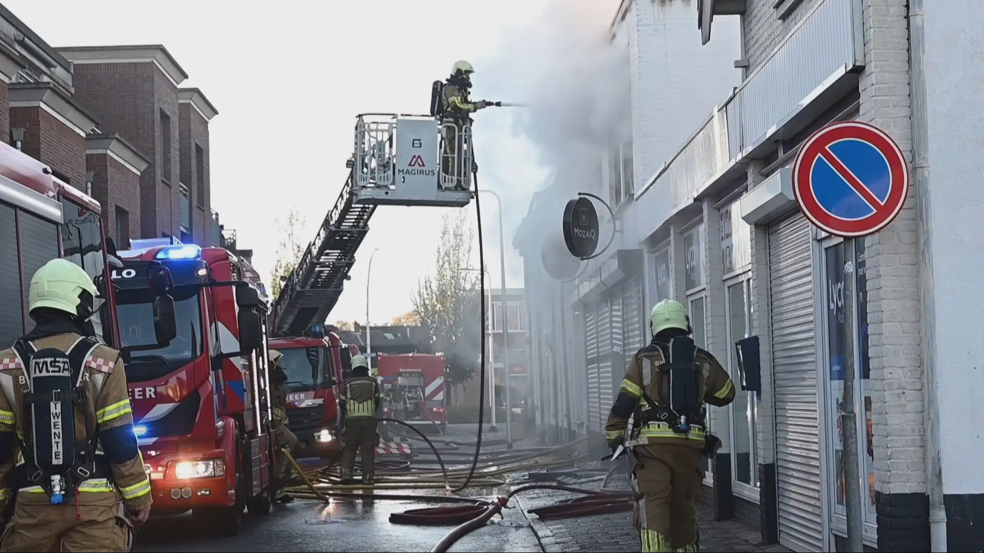 Grote uitslaande brand in Almelo, meerdere woningen ontruimd