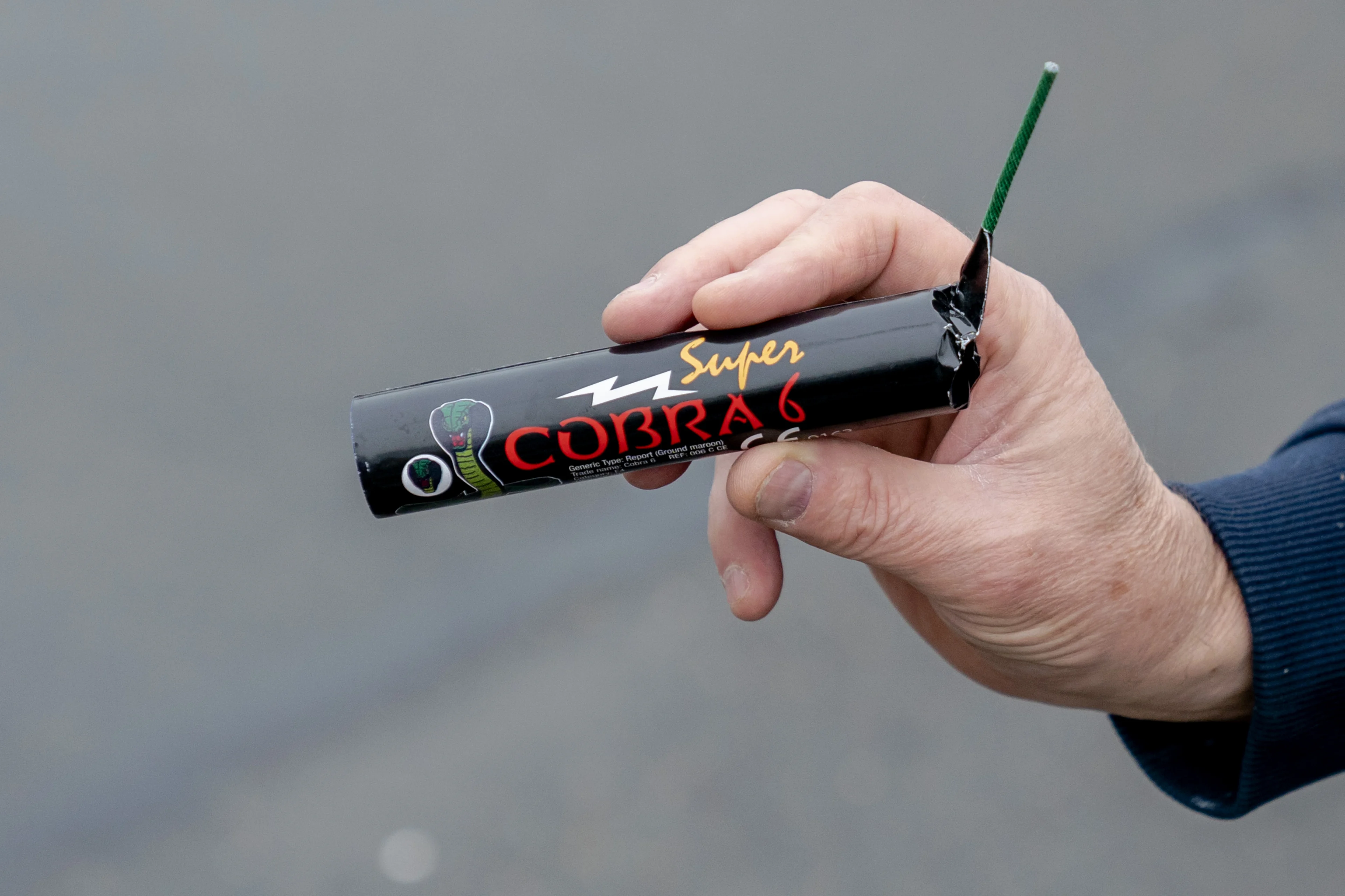 Vuurwerk door brievenbus gegooid, gezin vlucht naar balkon