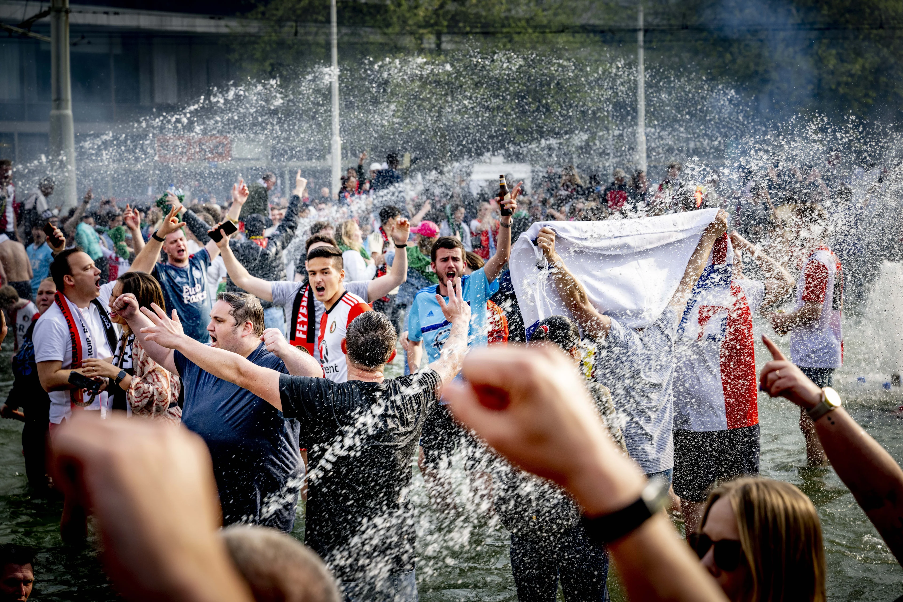 Trillende Kuip en een sprong in de fontein: feest barst los na landstitel Feyenoord