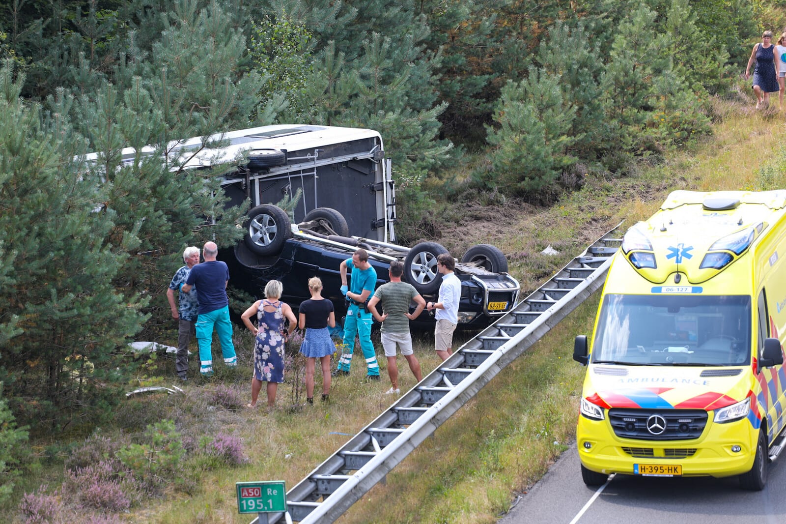 Gezin uit Empe sluit vakantie slecht af, auto met caravan crasht op A50 bij Apeldoorn