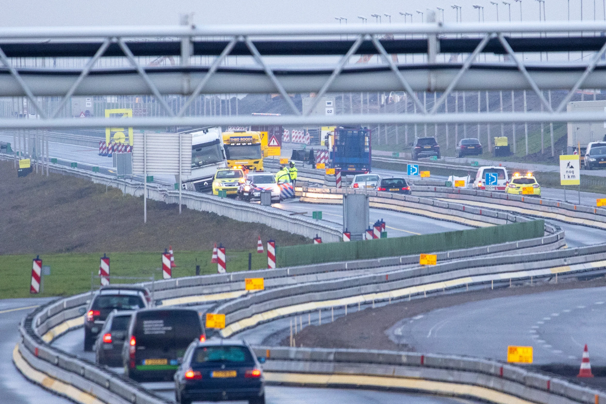 Afsluitdijk hele ochtend afgesloten na ongeluk met vrachtwagen