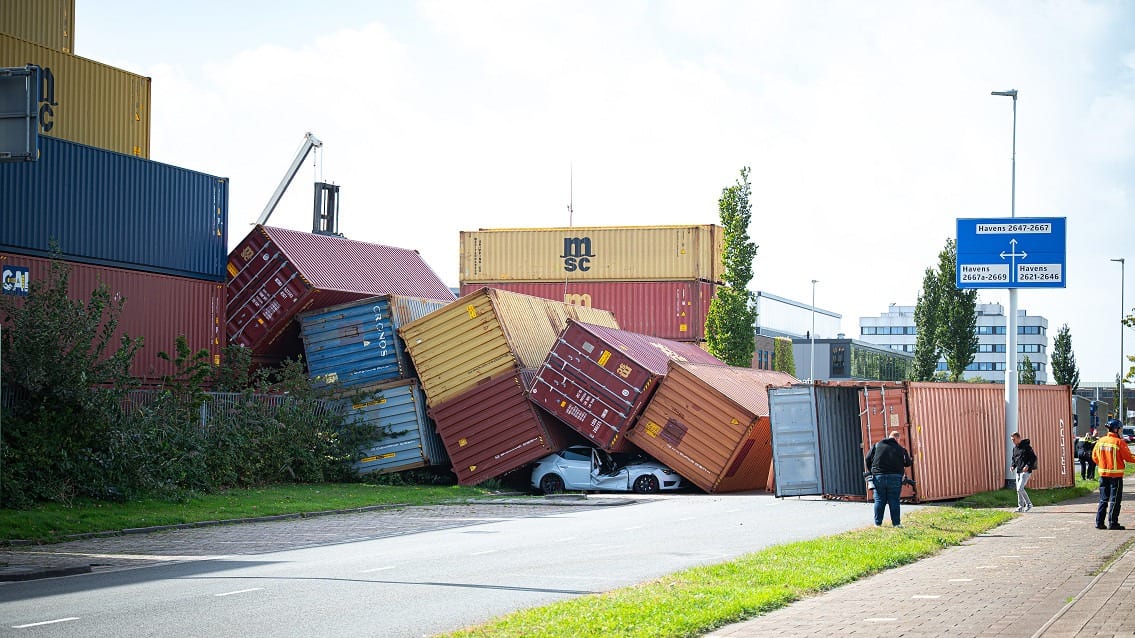 Chaos in Rotterdamse haven: containers vallen op auto's door harde wind