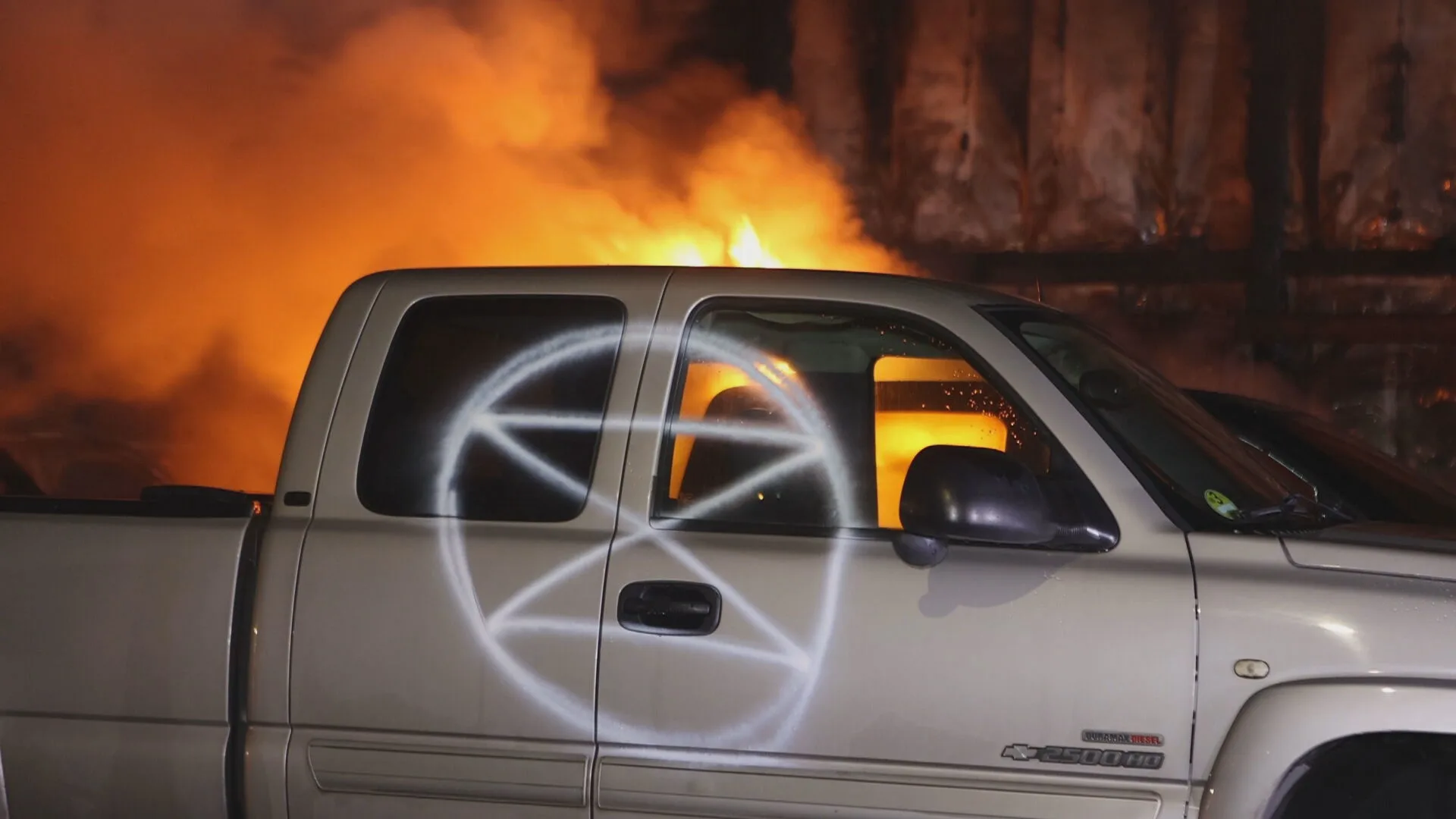 Logo Extinction Rebellion duikt op bij grote brand bij autobedrijf Nuland