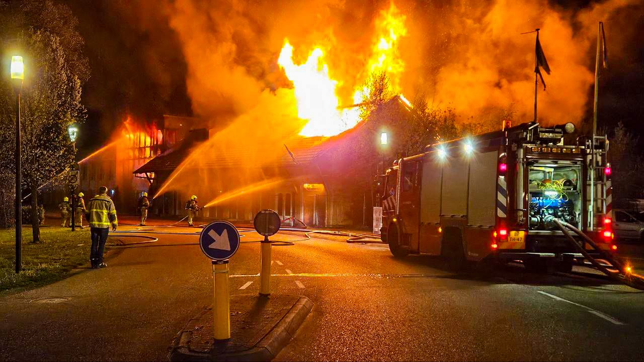 Woningen ontruimd om grote brand in pand in Gendringen