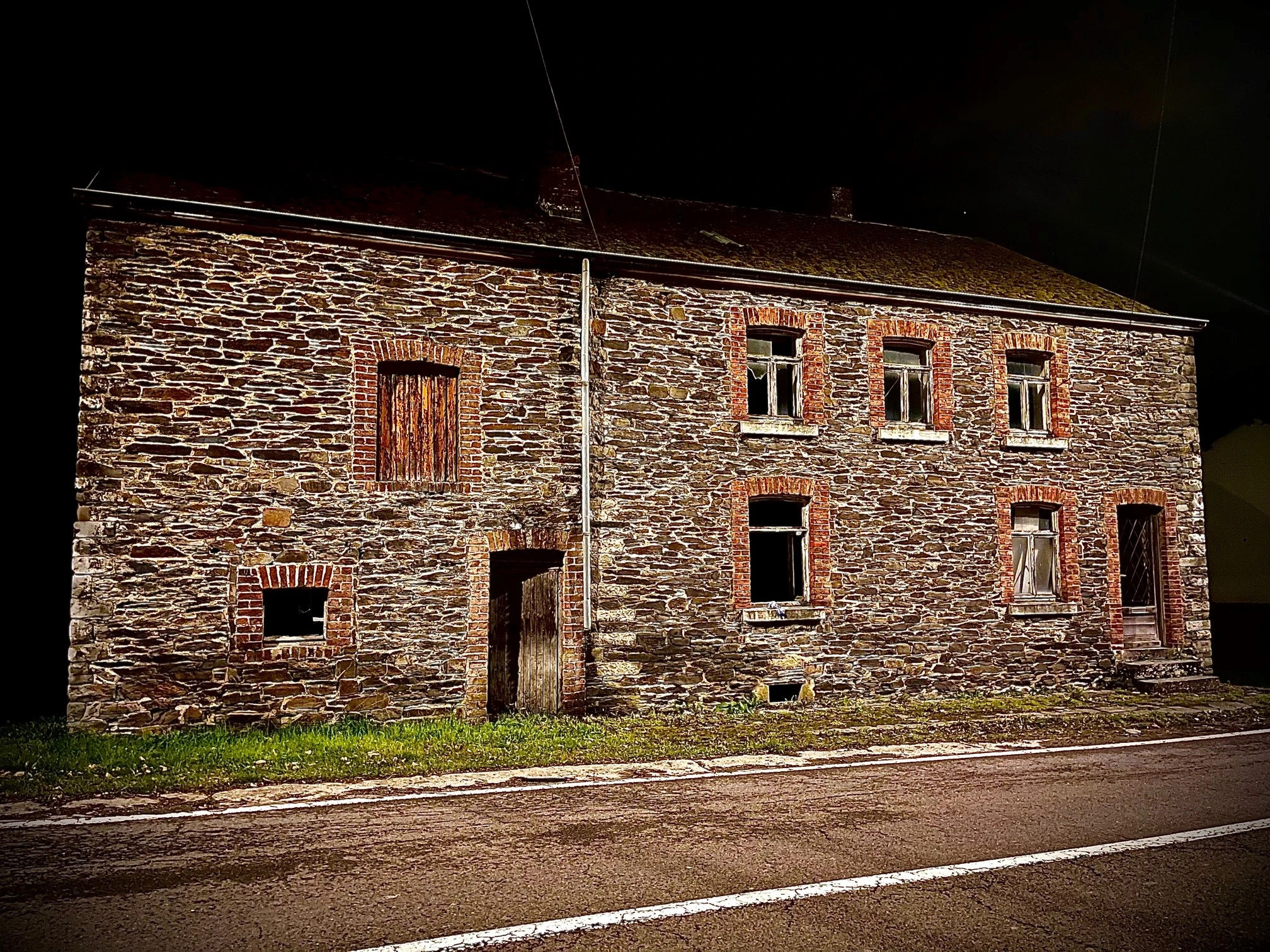 Vrienden vinden lichaam in verlaten huis in de Belgische Ardennen: 'Het bed zat onder het bloed'