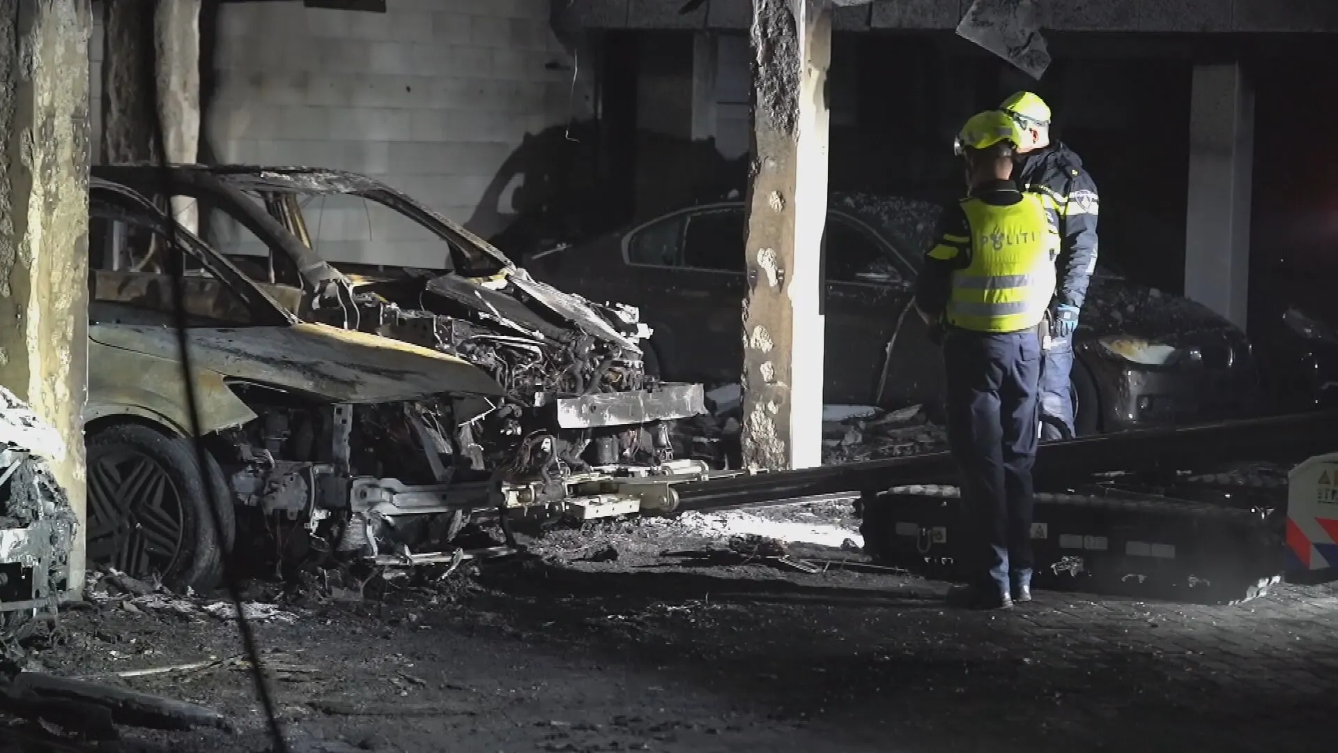 Meerdere auto's verwoest door brand in parkeergarage Rotterdam