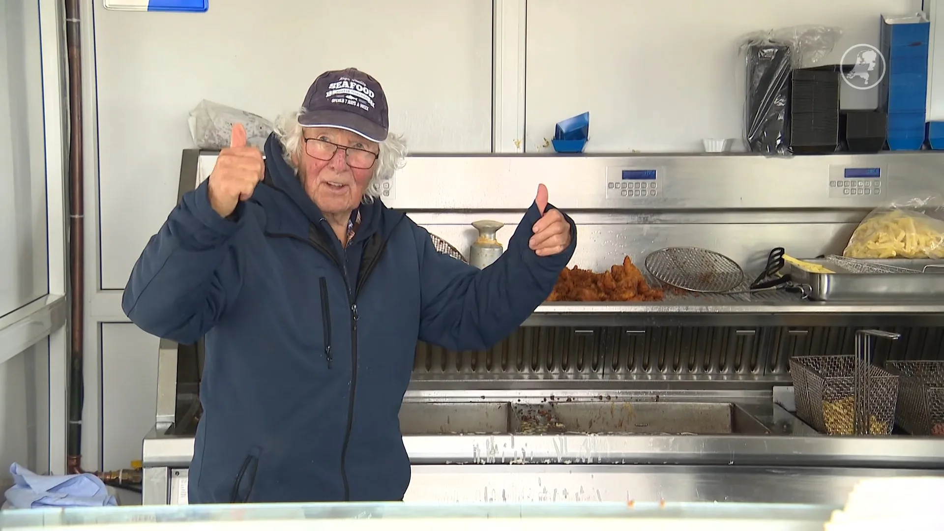 Na verwoestende explosie is visboer Cees (82) weer terug op zijn oude plek