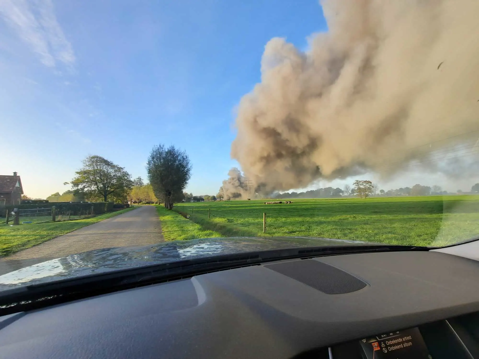 Grote schuur in Putten met 30.000 kippen in brand: dieren niet meer te redden
