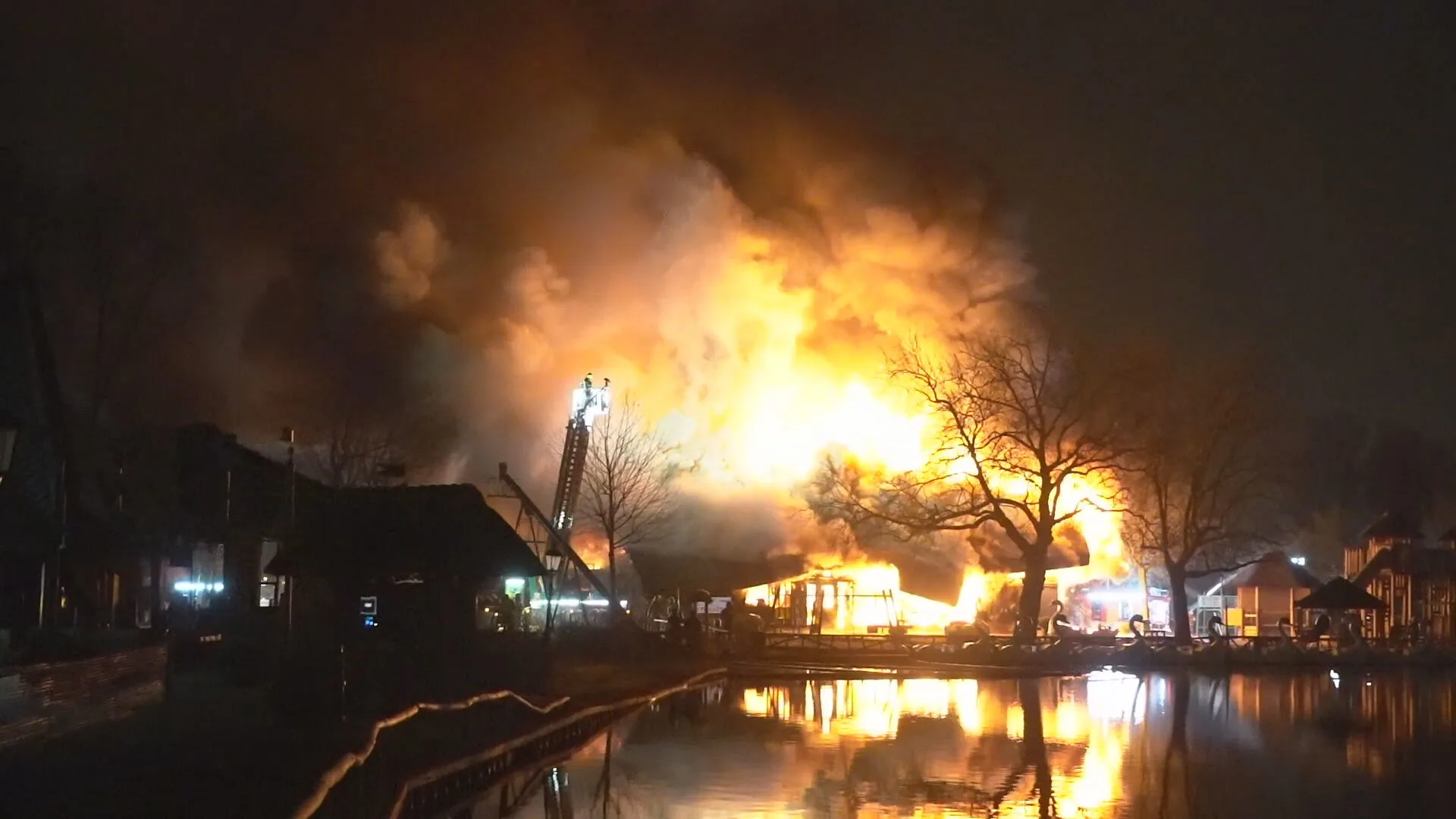 Minderjarige verdachten brand Plaswijckpark Rotterdam blijven vastzitten