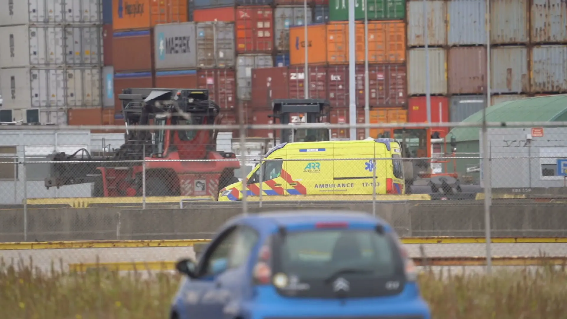 Negen verstekelingen in ademnood uit container gered in Rotterdamse haven