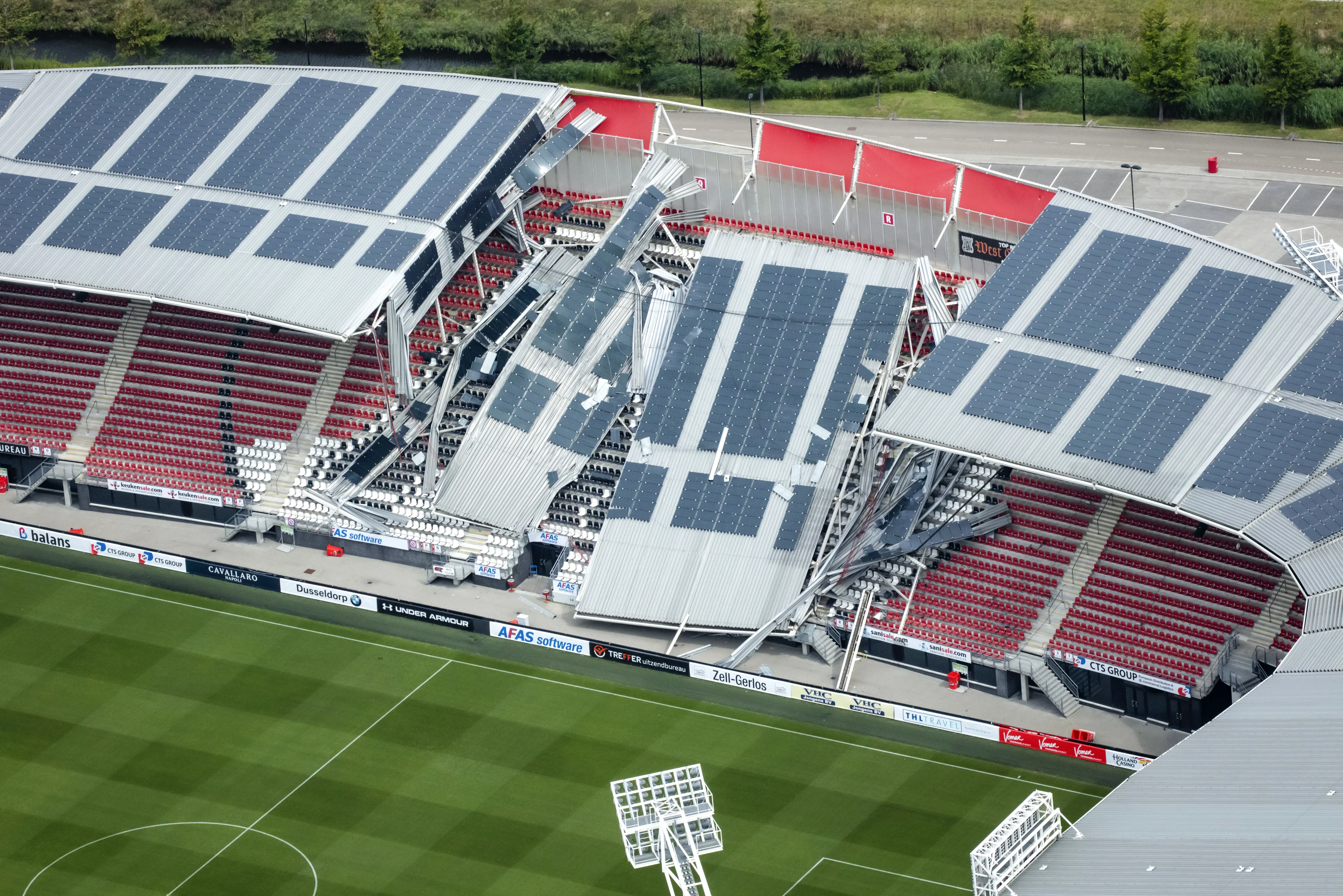 'Dak van AFAS Stadion kort na de opening al verzwakt door storm'