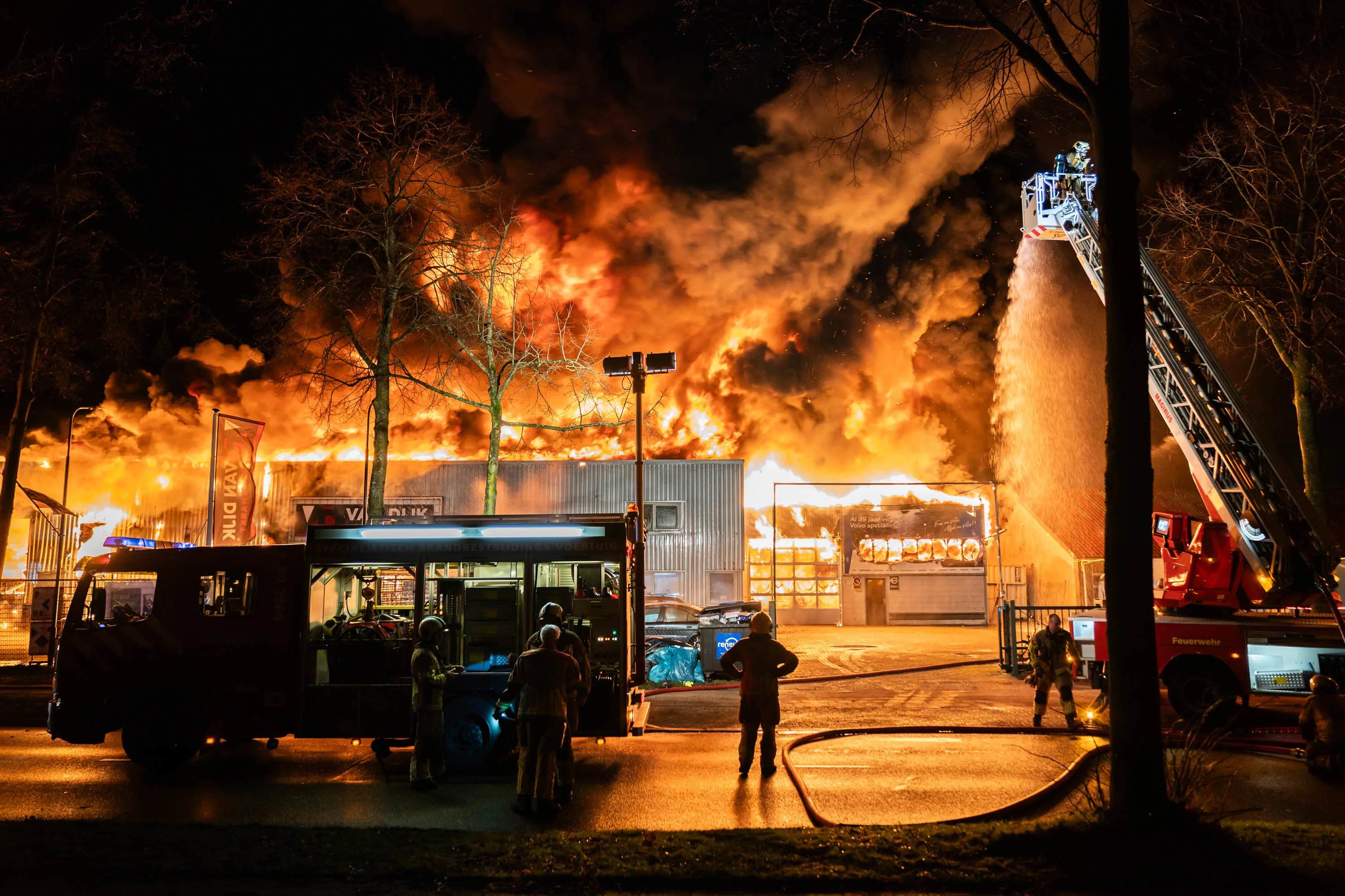 Grote brand in buurt van vuurwerkopslag, meerdere woningen ontruimd