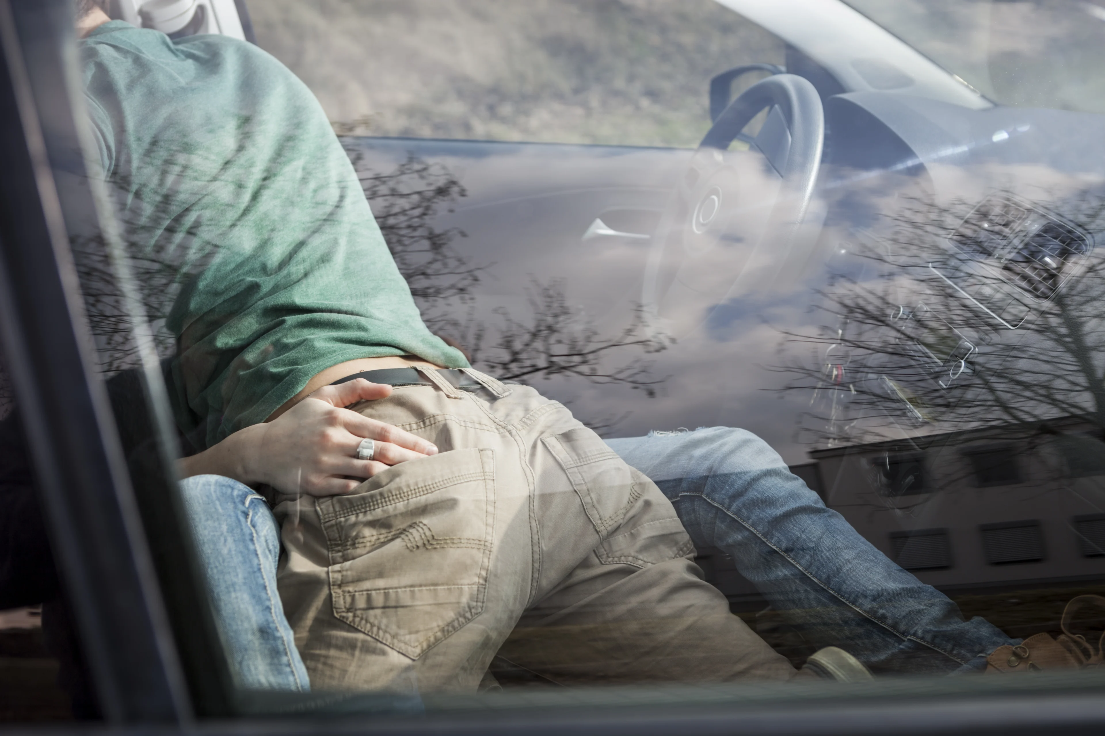 Politie Vlissingen vindt na controle halfnaakte vrouw, wapens en drugs in auto