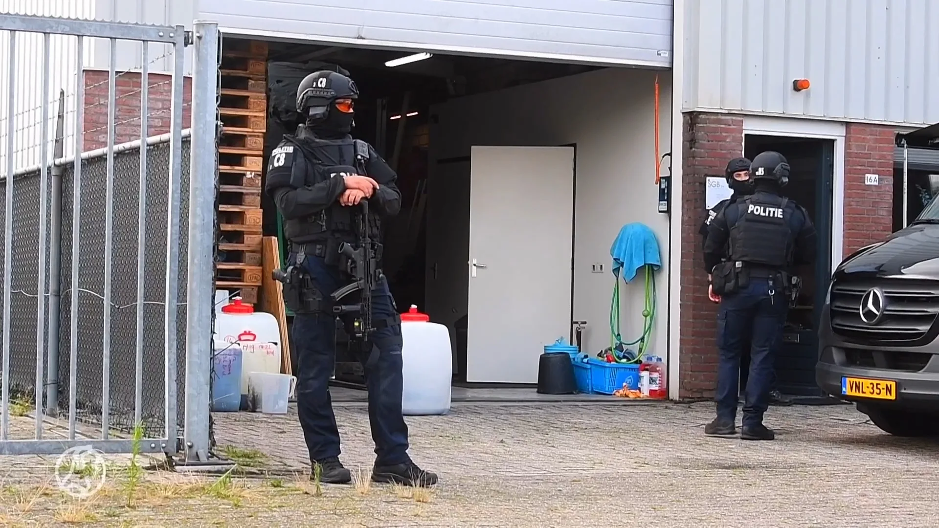 ZIEN: Politie ontruimt drugslab, zo ziet het er vanbinnen uit