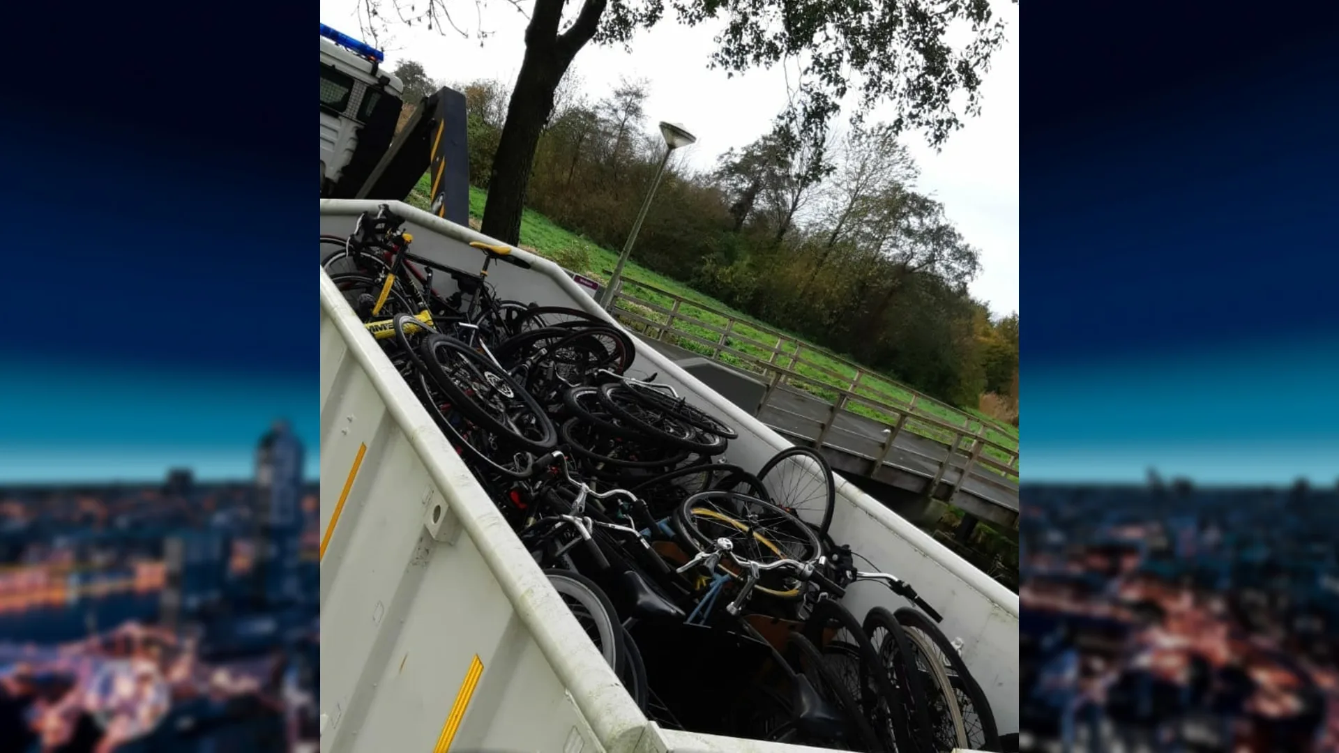 Tientallen gestolen fietsen ontdekt in Amsterdamse tuin: 'What the fuck doen jullie met mijn fietsen?'