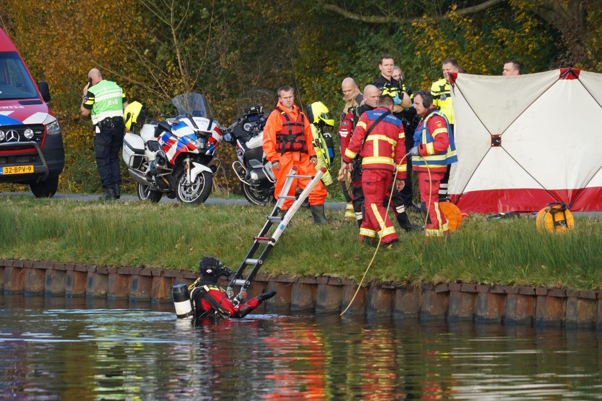 Onwel geworden persoon met fiets te water in Assen, omstanders schieten te hulp