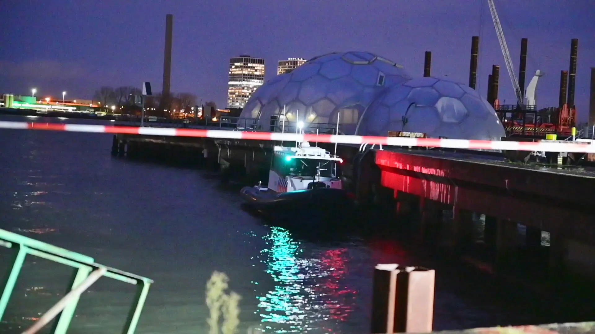 Overleden foetus gevonden in water Rotterdam