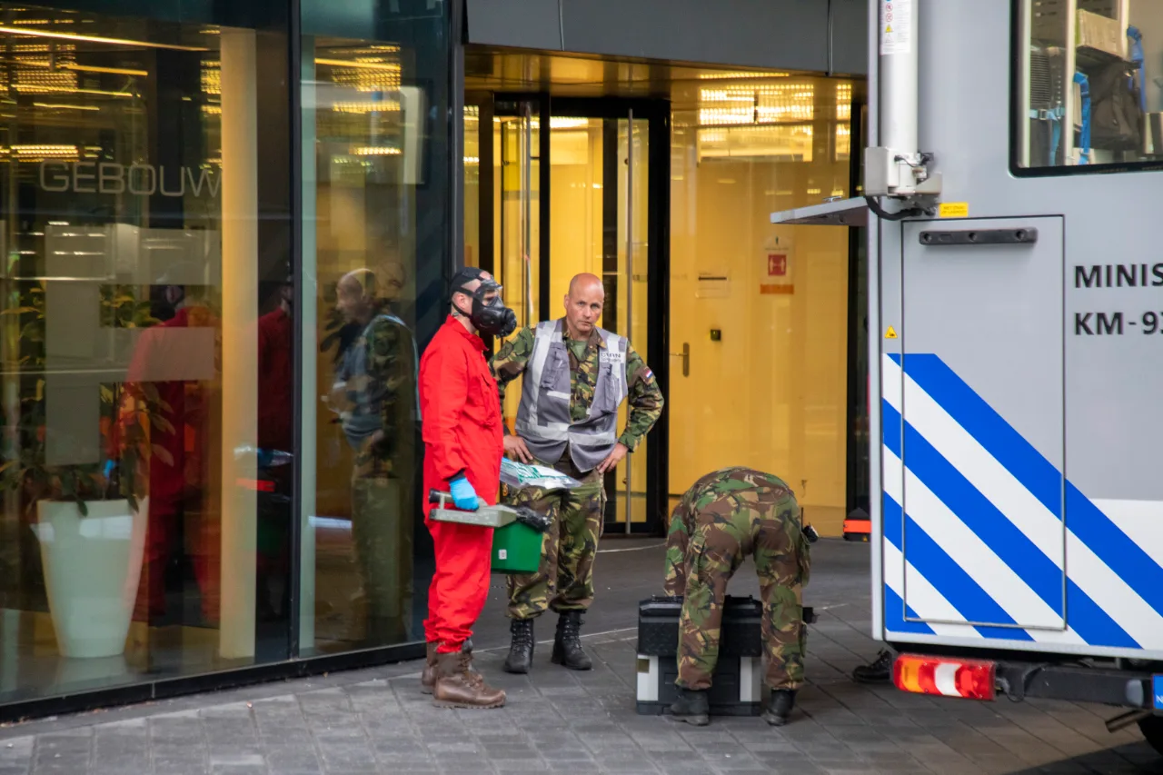 Mensen onwel geworden na openen koffer op Schiphol