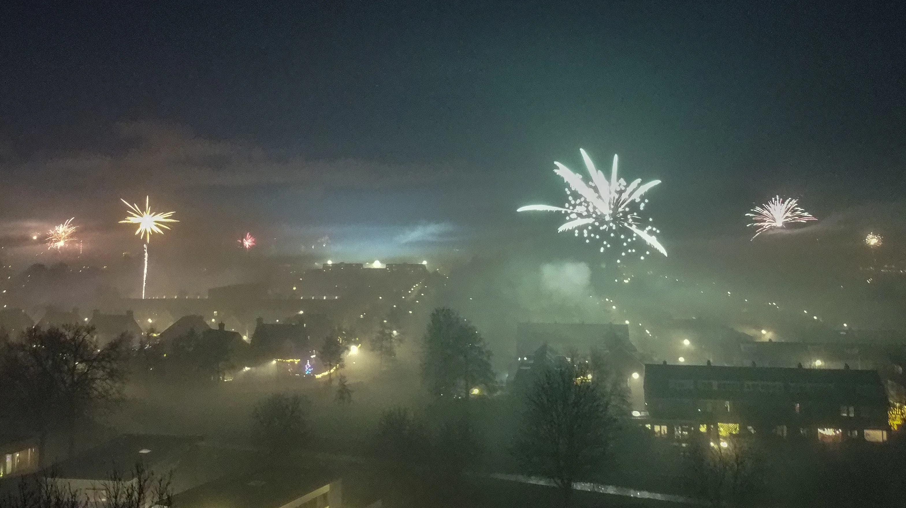 Nieuwjaarsdag begint met vrieskou en mist, later hier en daar een bui en warmer