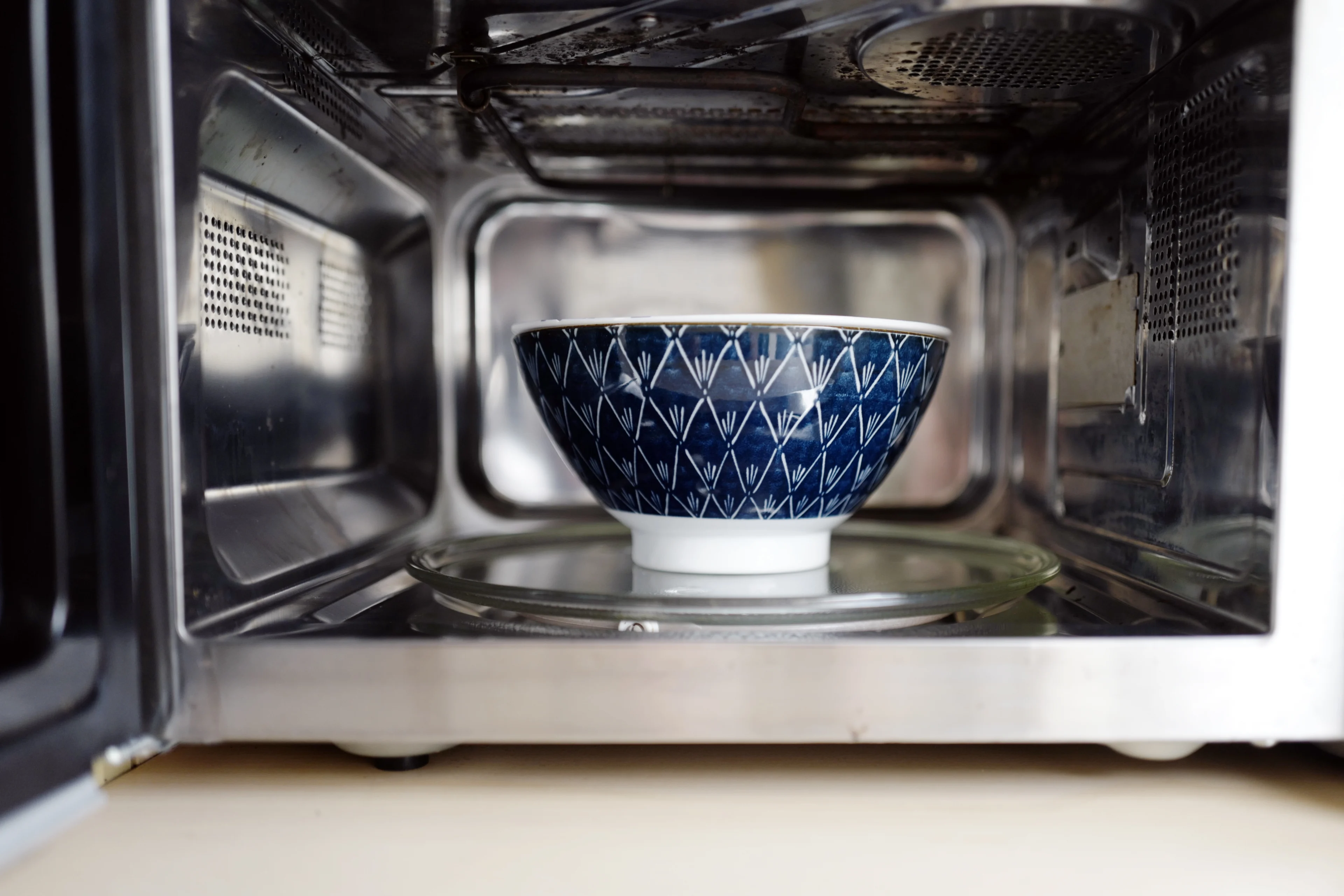 Dit gebeurt er als je je magnetron niet schoonmaakt: bacteriën kunnen ziek maken