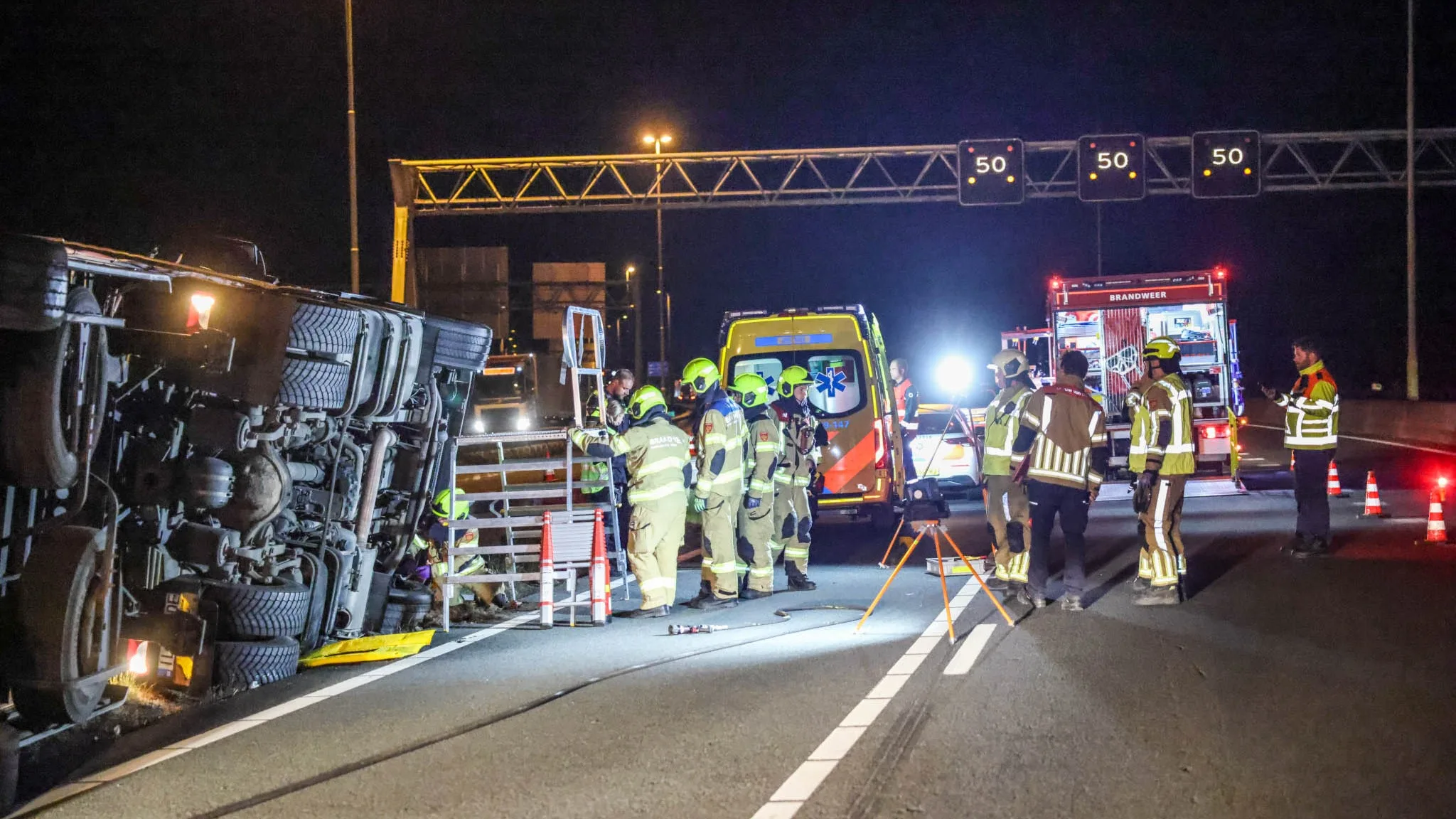 Vrachtwagen kantelt op A28 bij Hoevelaken, snelweg hele ochtend dicht