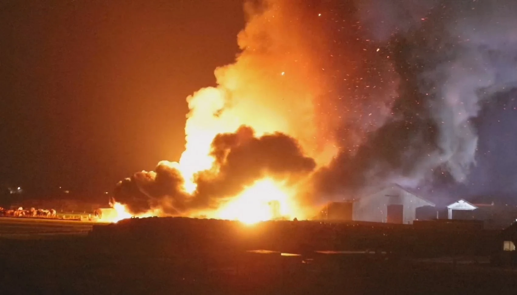 Zeer grote brand in loods met hooi in Rijswijk: vlammen in wijde omtrek te zien