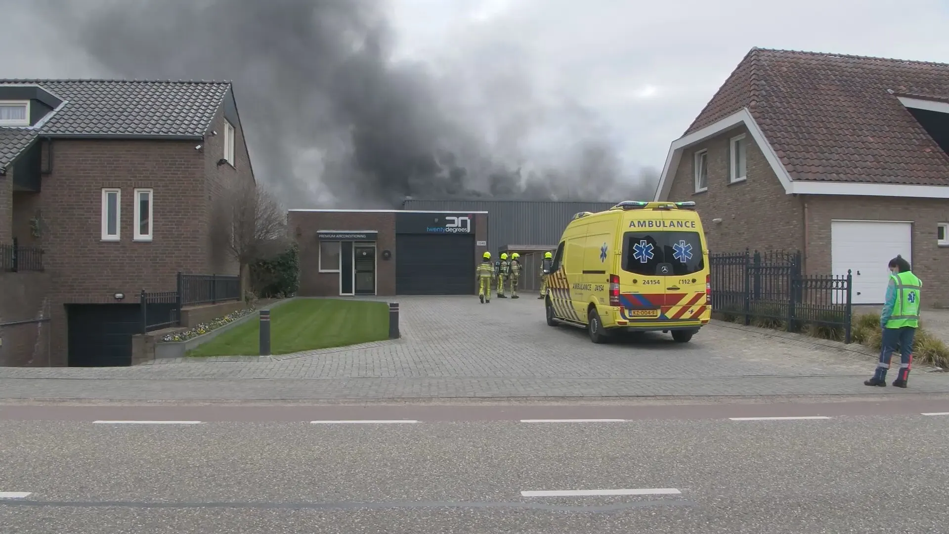 Drie mensen naar het ziekenhuis na grote brand in loods Landgraaf