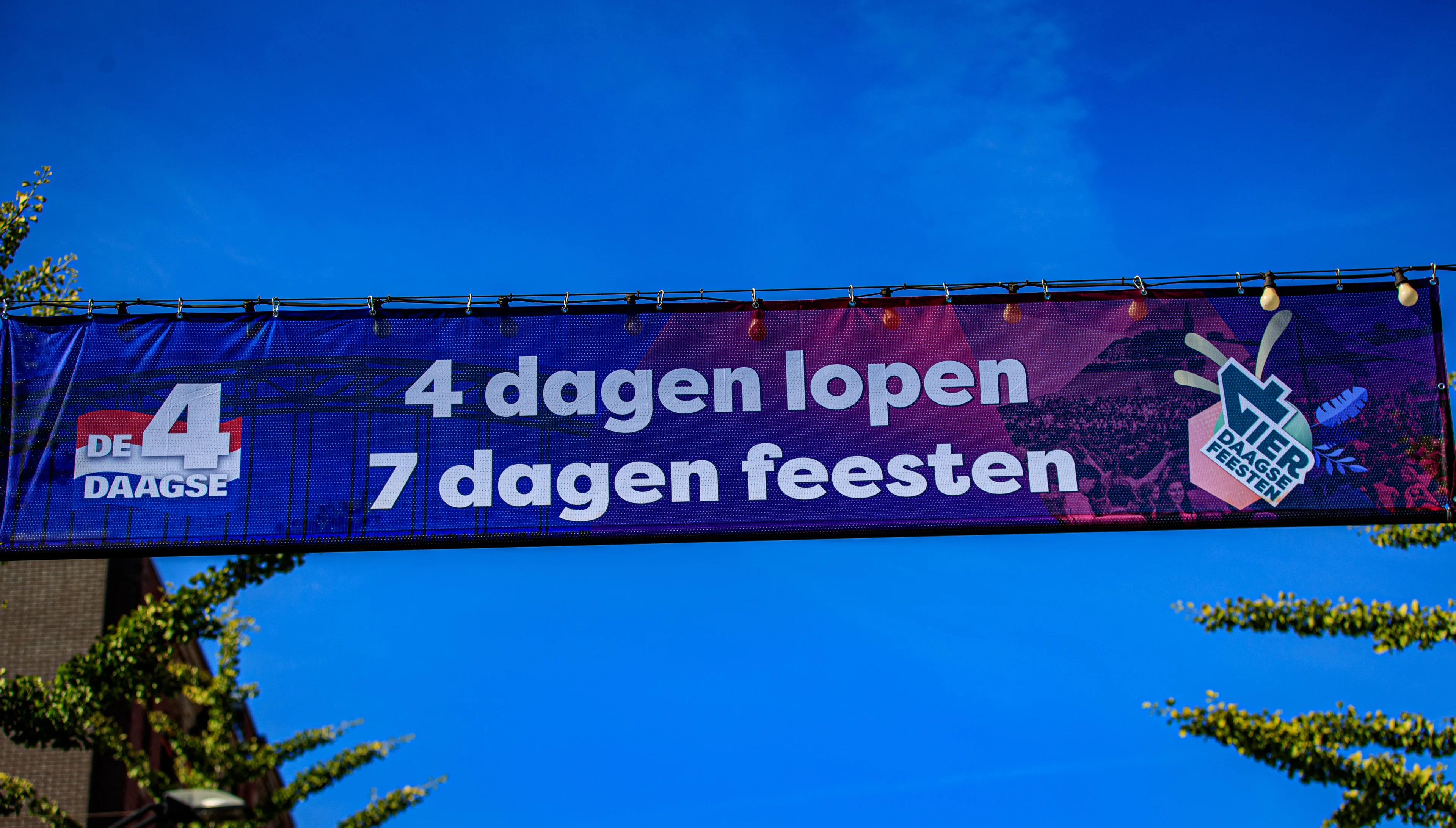 Vlaggen omver gehaald en verlichting vernield bij 4Daagse, maar boeren zetten de boel weer recht