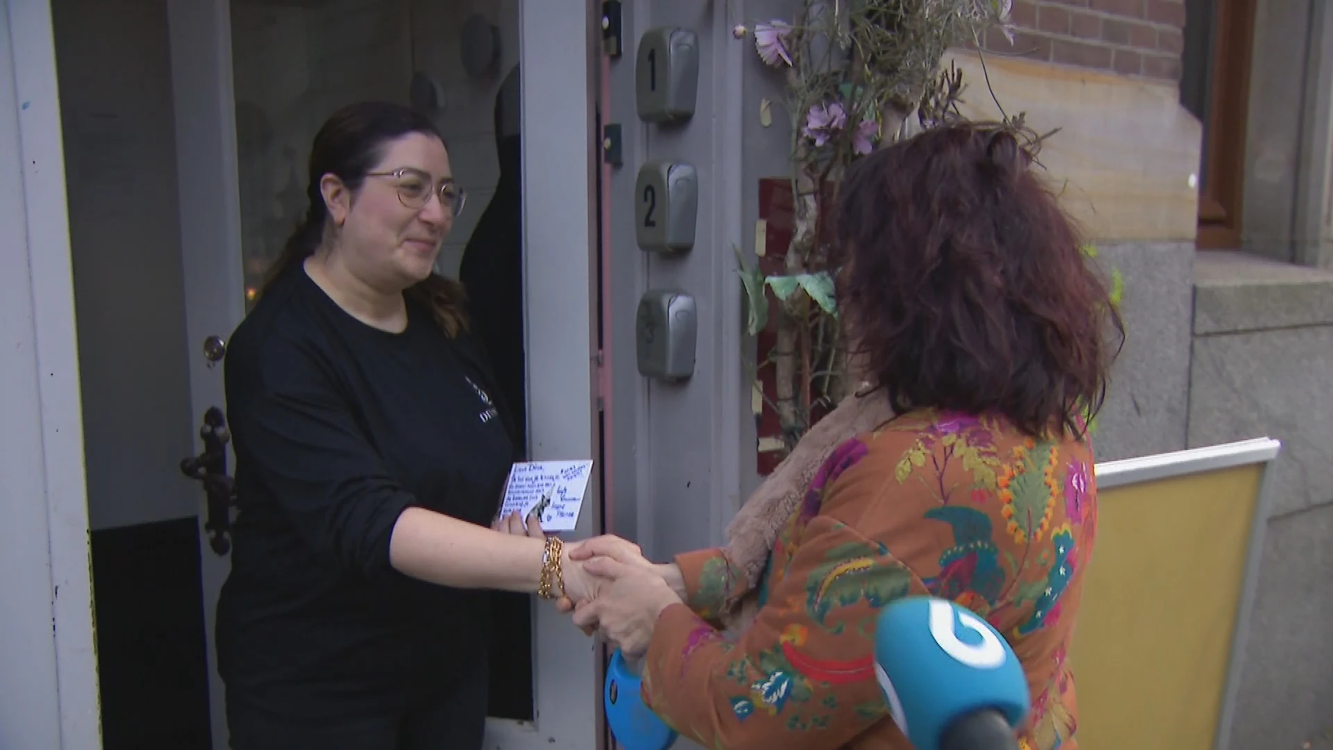 Ondernemer in Zwolle geschokt door haatbrief maar geraakt door massale steunbetuigingen