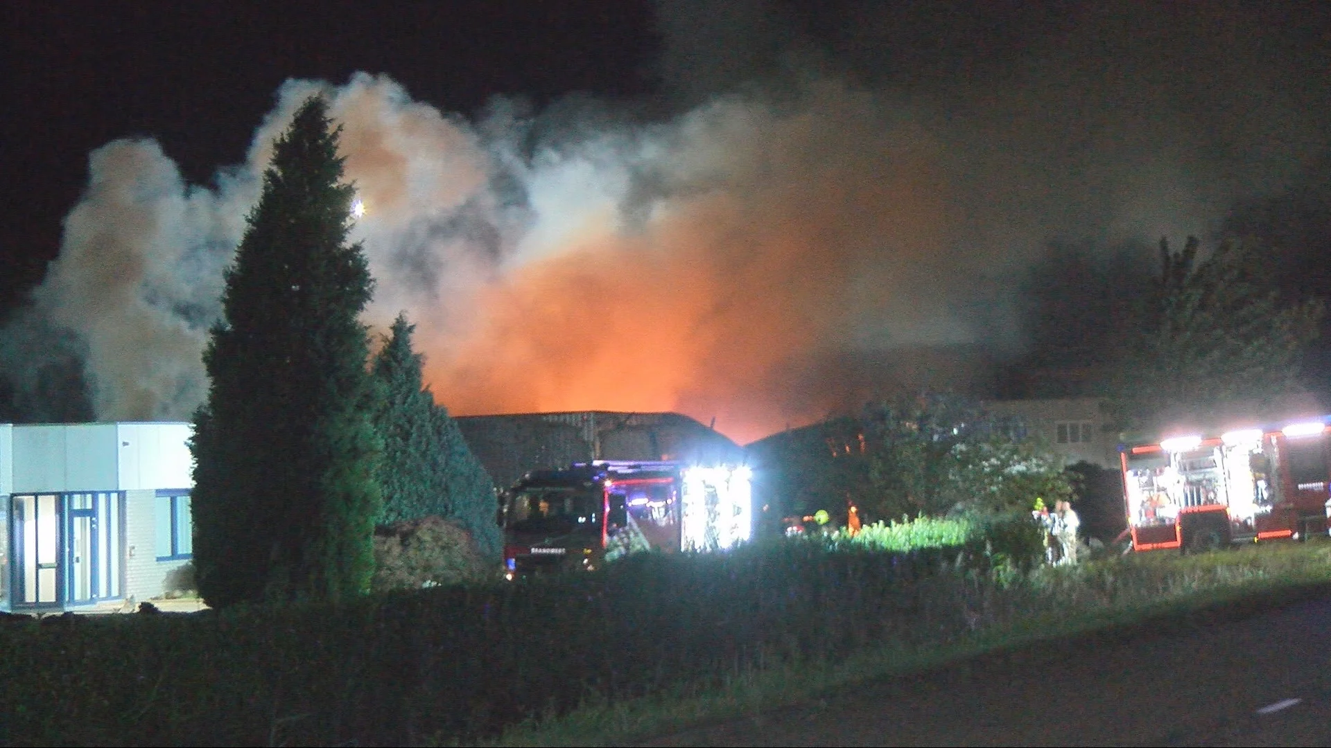 Grote brand in loods op industrieterrein Tholen: oliebollenkramen verwoest