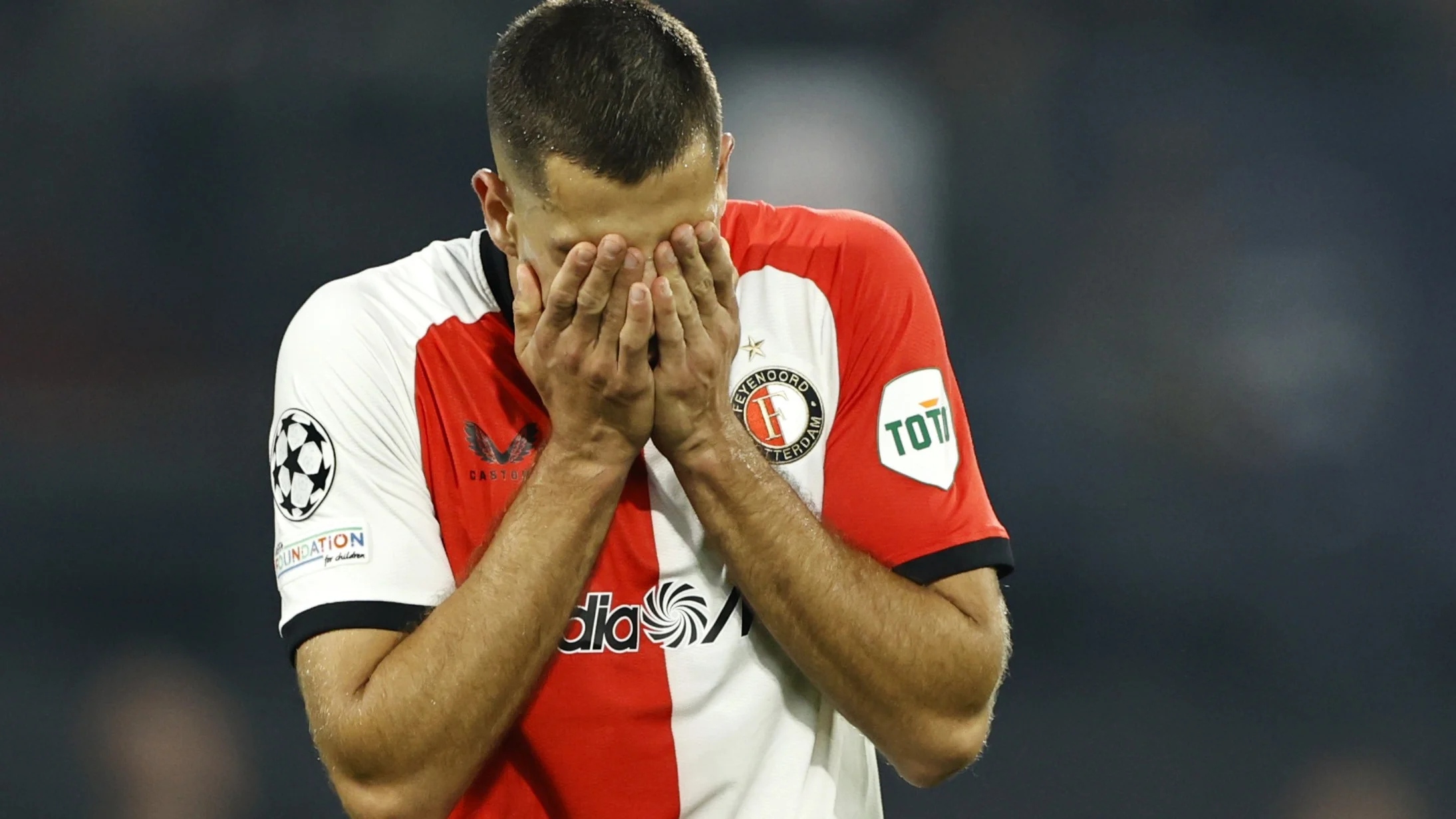 Feyenoord krijgt in eigen huis flink pak slaag van Bayer Leverkusen