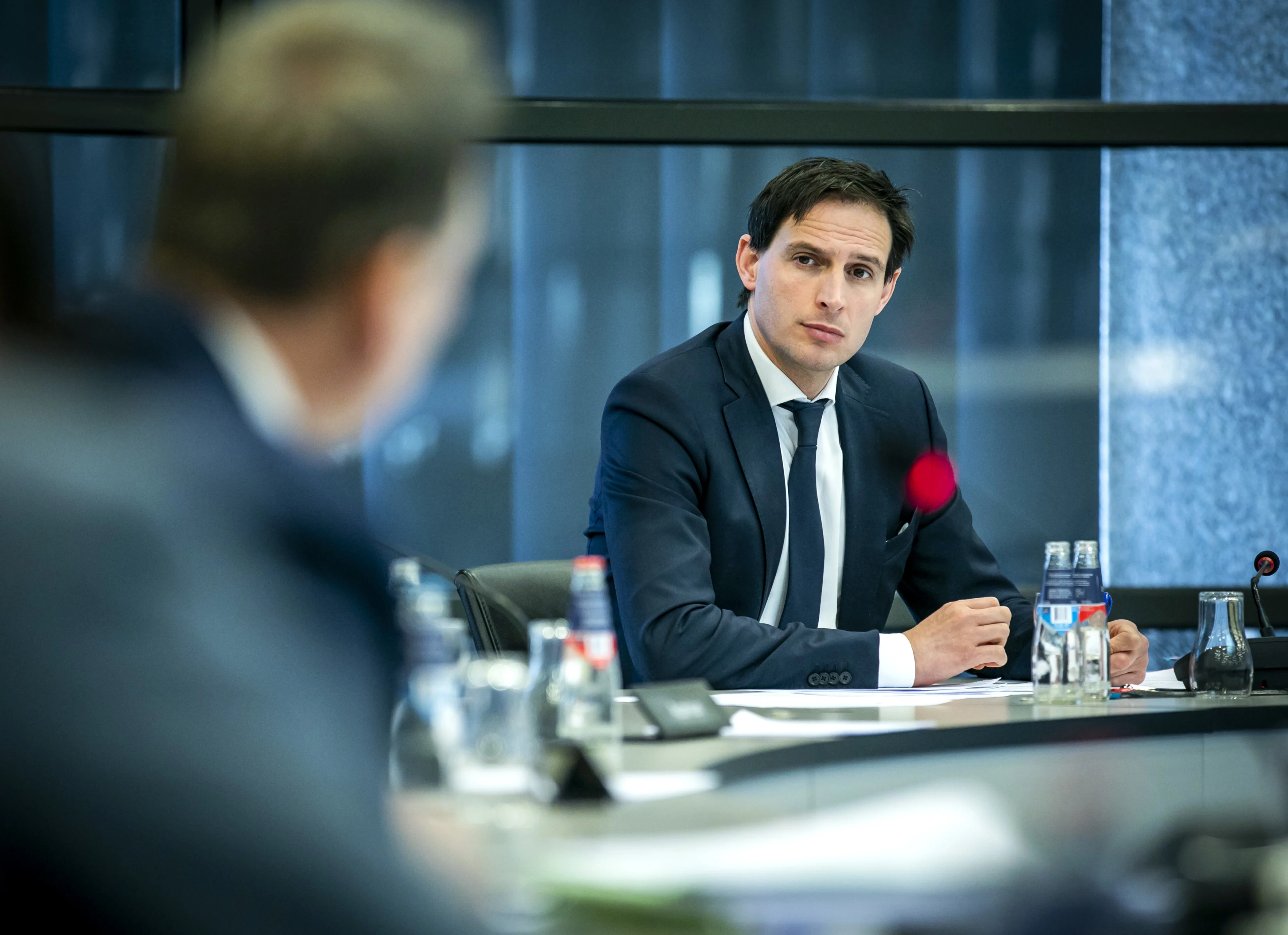 Minister Hoekstra: iedereen gaat economisch zware tijden voelen