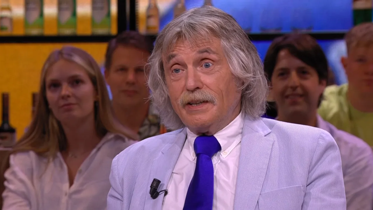 Johan Derksen heeft omgekeerde vlag aan zijn huis: 'Het land staat in brand'