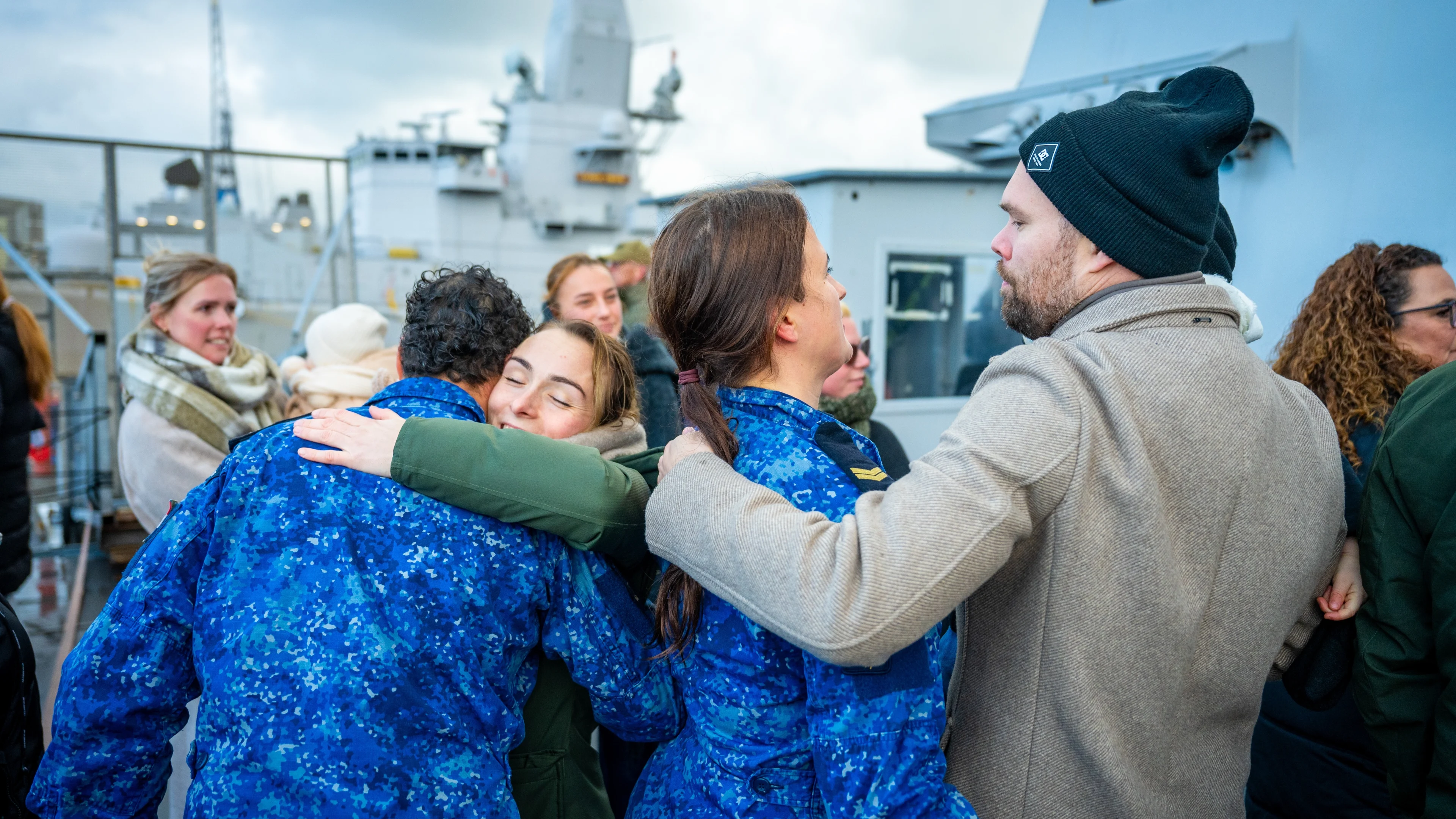 VIDEO: Familie en vrienden zwaaien Zr.Ms. Tromp uit in Den Helder