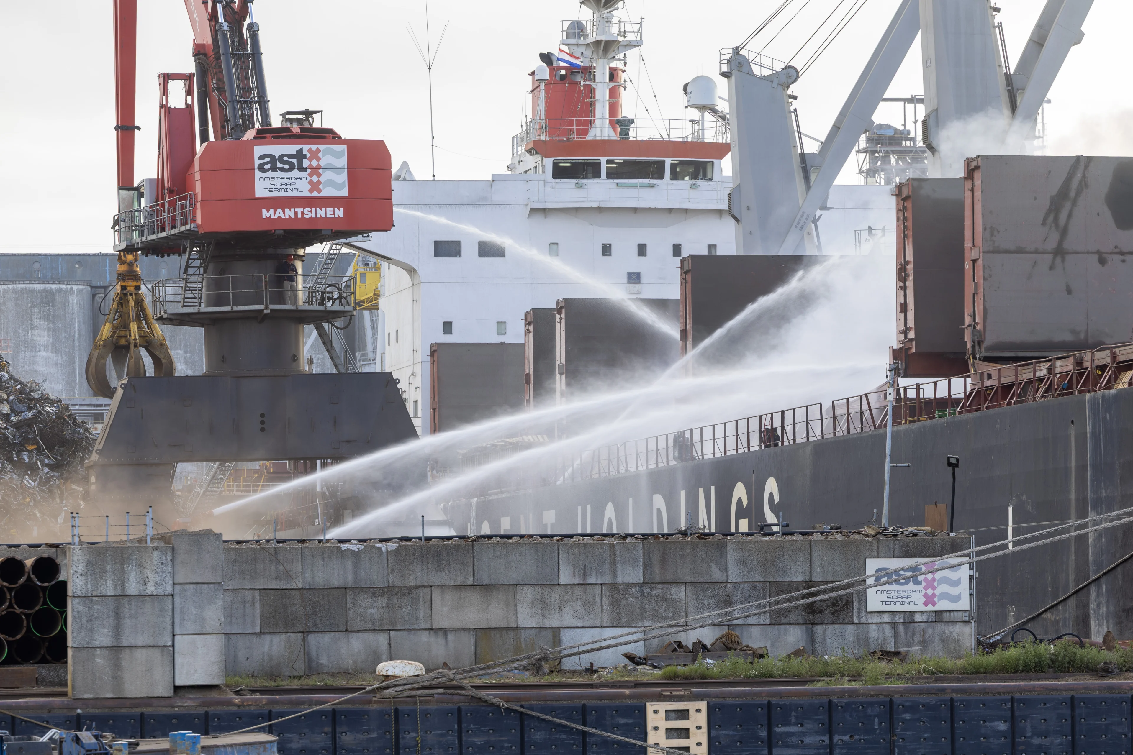 Brand op schip in Amsterdamse haven is na anderhalve dag eindelijk uit