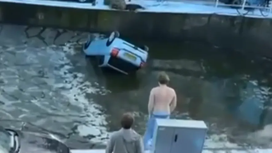 Max redde vrouw uit auto in water en vertelt zijn verhaal: 'Het was best wel koud'