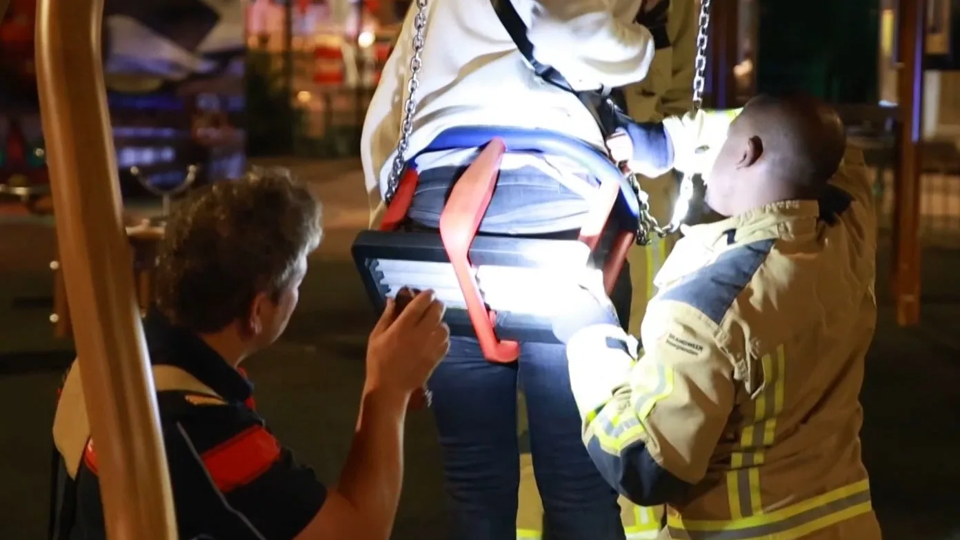 Jongen vast in kinderzitje van schommel in Den Haag, brandweer moet ingrijpen