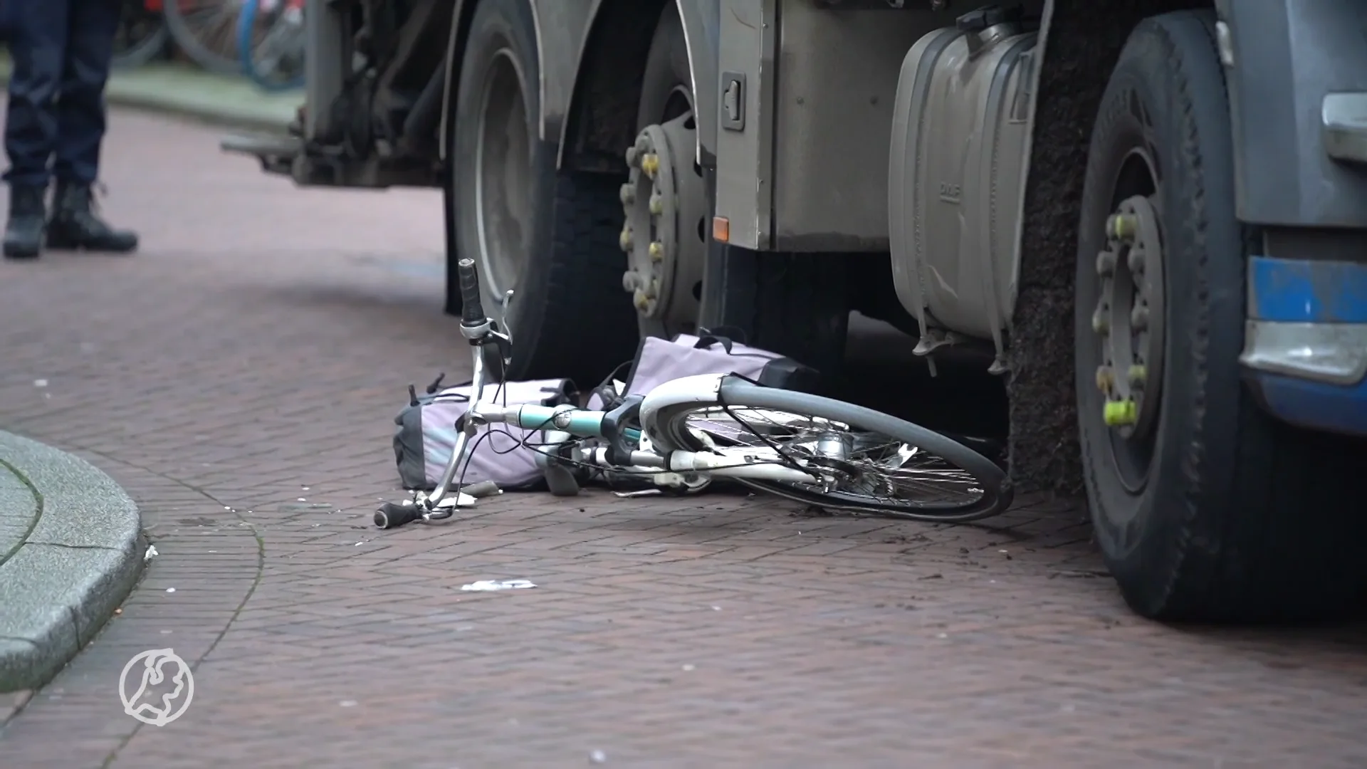 Fietsster (64) komt onder vuilniswagen terecht in Rotterdam, brandweer helpt bij bevrijding
